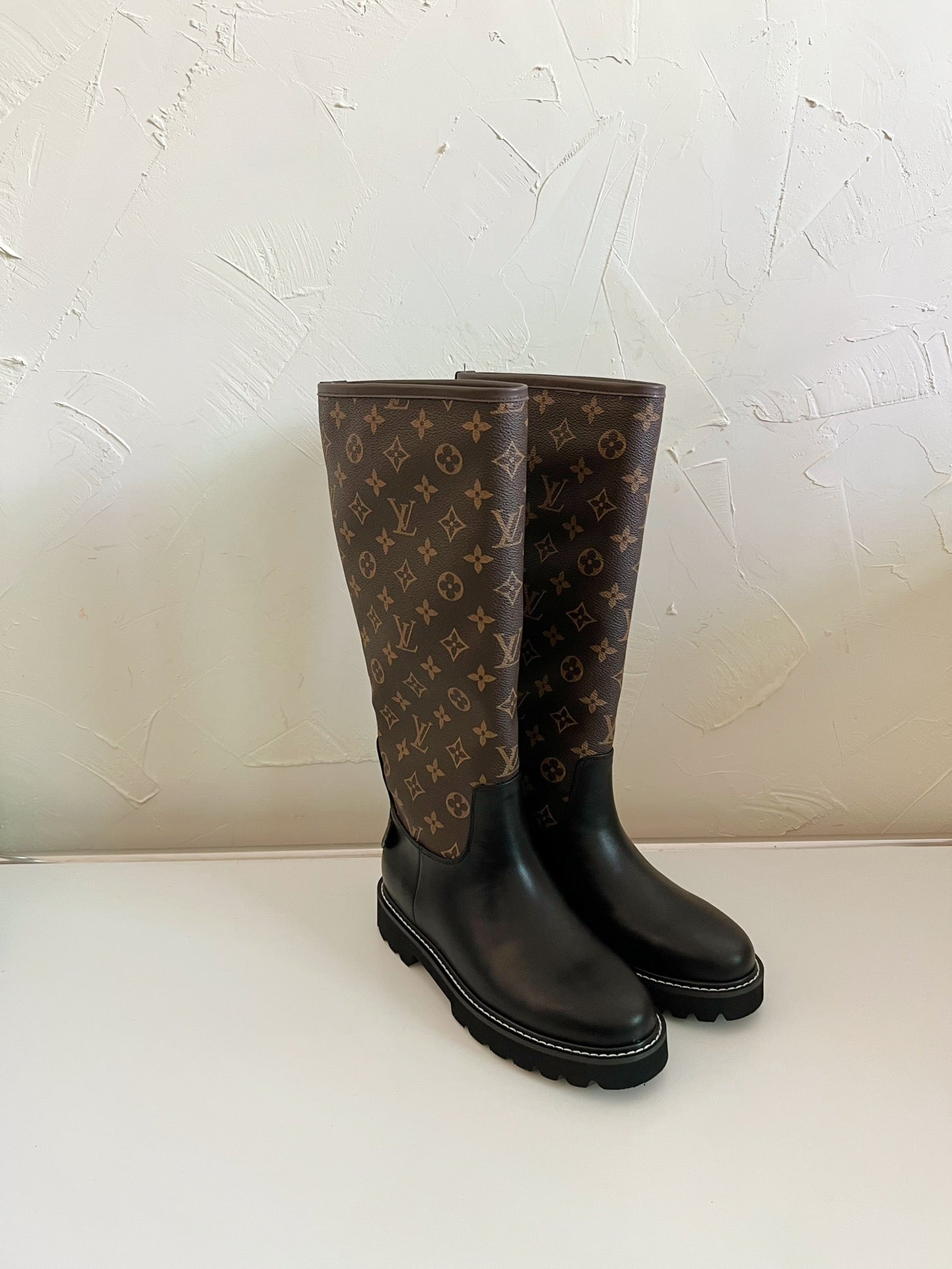 TERRITORY FLAT HIGH BOOT IN BLACK MIX CHOCOLATE BROWN MONOGRAM CALFSKIN - 35