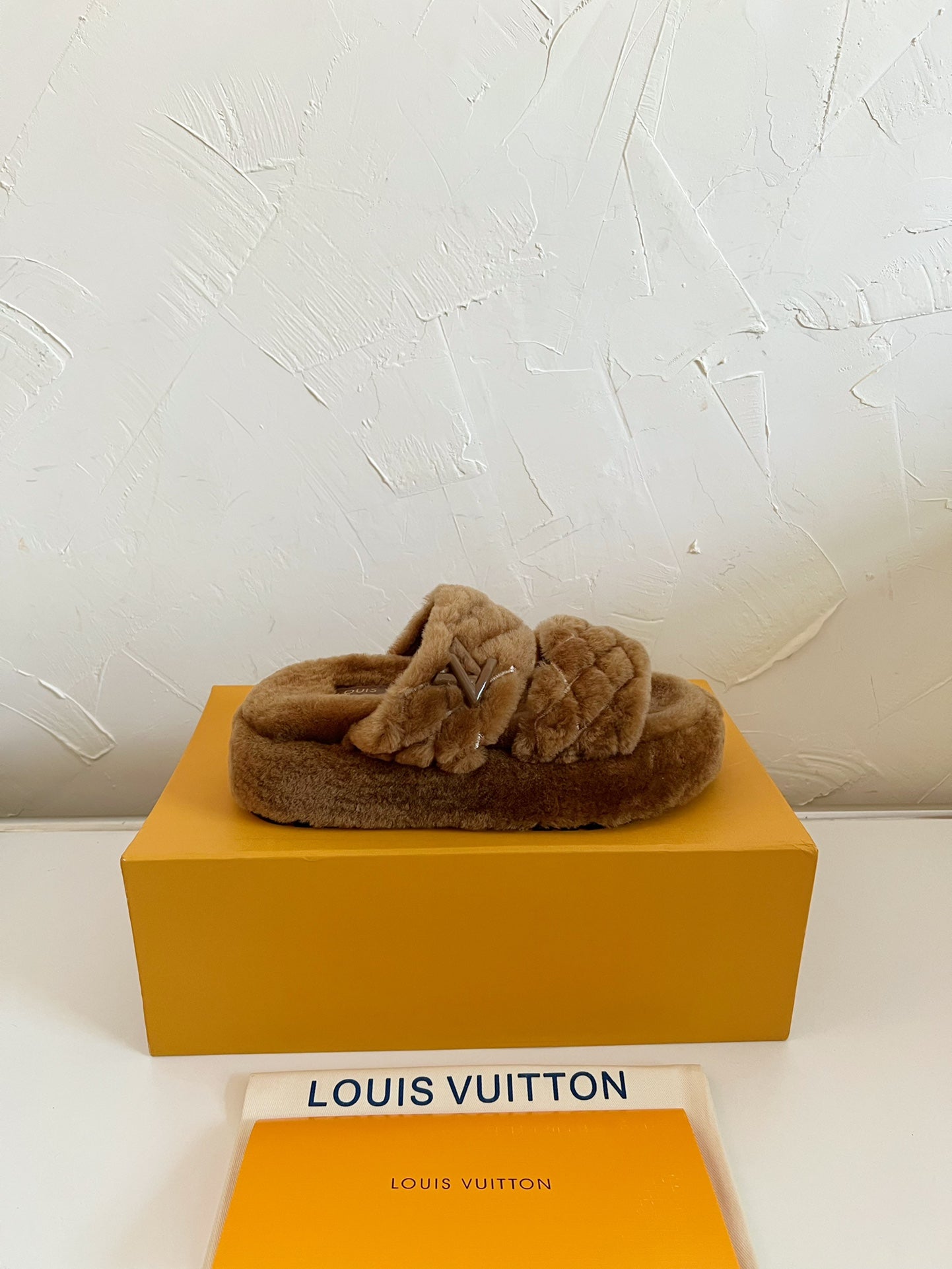 LV SUNSET PLATFORM COMFORT MULE IN CHOCOLATE BROWN SHEARLING - 35