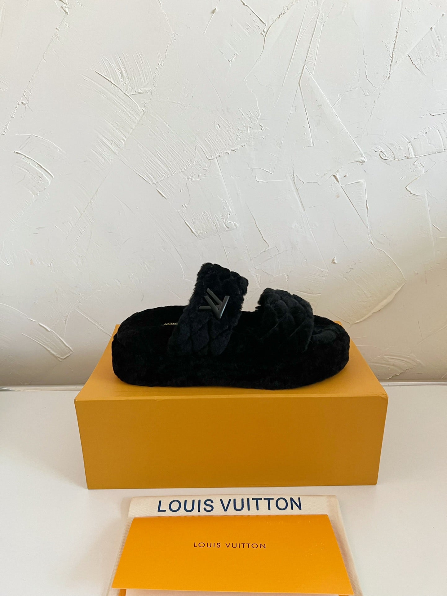 LV SUNSET PLATFORM COMFORT MULE IN BLACK SHEARLING - 35