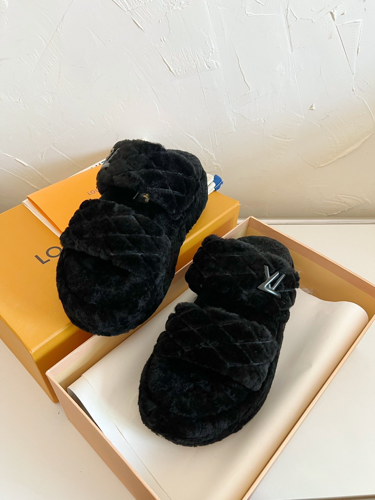 LV SUNSET PLATFORM COMFORT MULE IN BLACK SHEARLING - 35