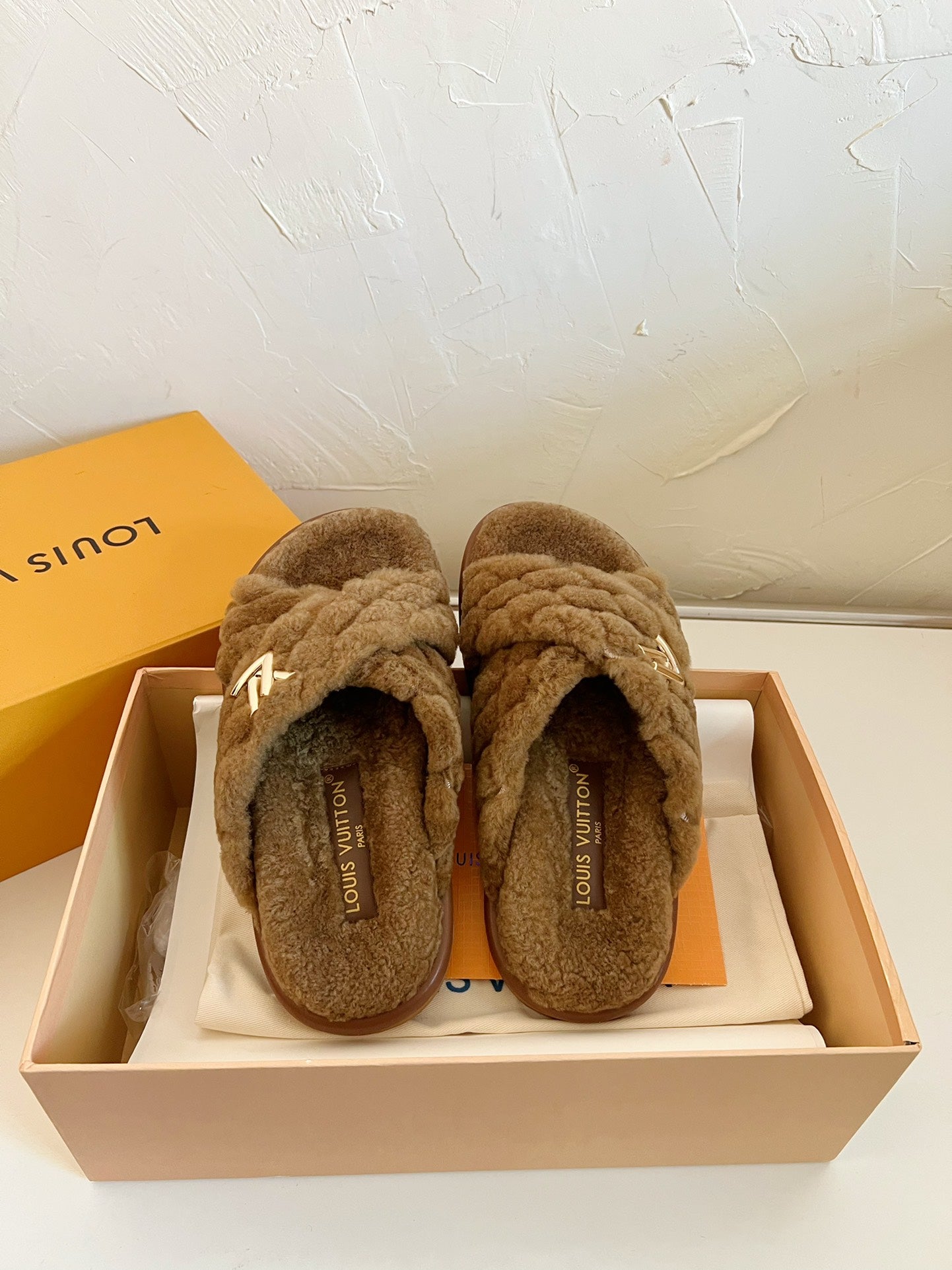 LV BLISS COMFORT MULE IN CHOCOLATE BROWN SHEARLING - 35