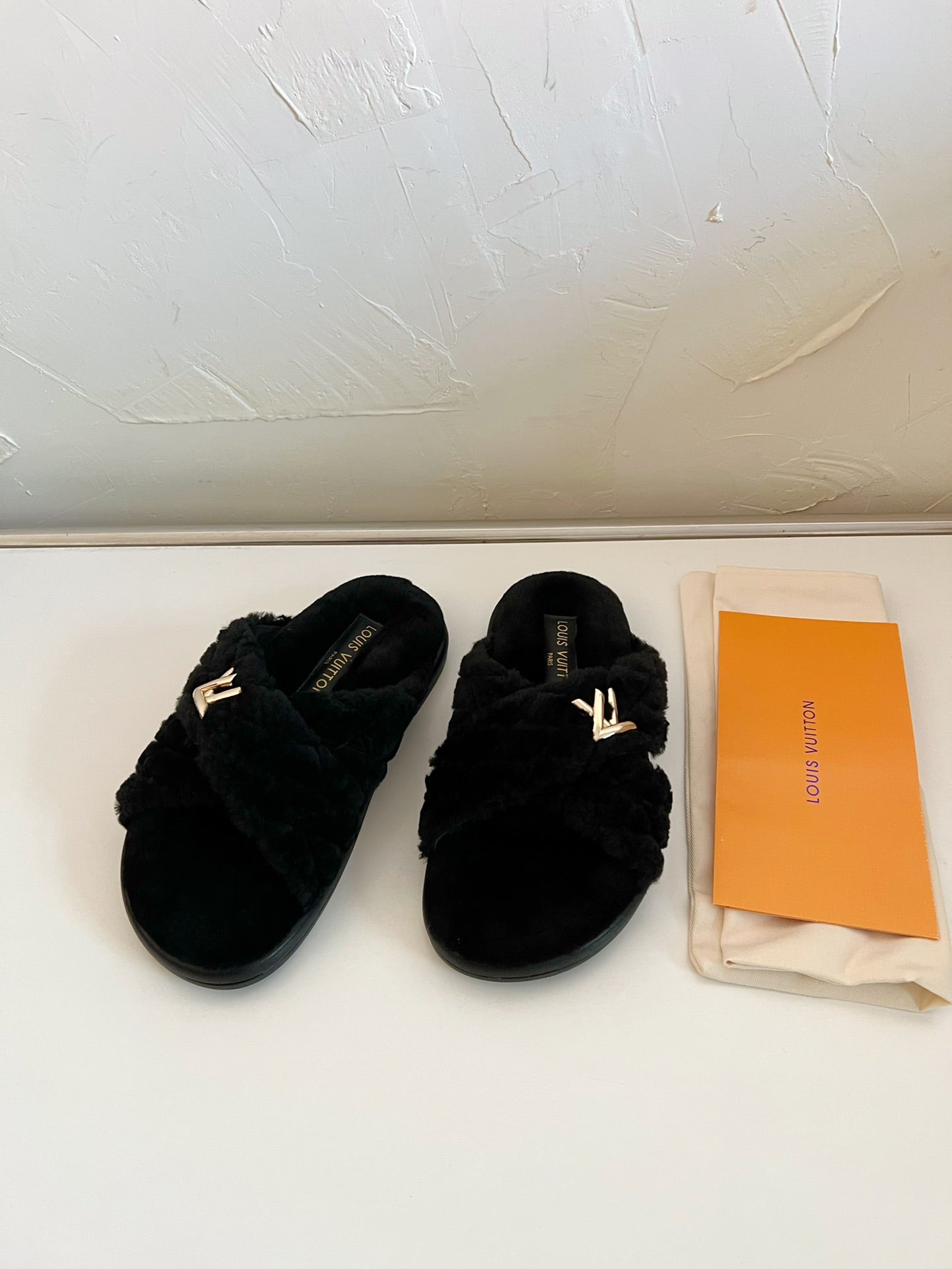 LV BLISS COMFORT MULE IN BLACK SHEARLING - 35