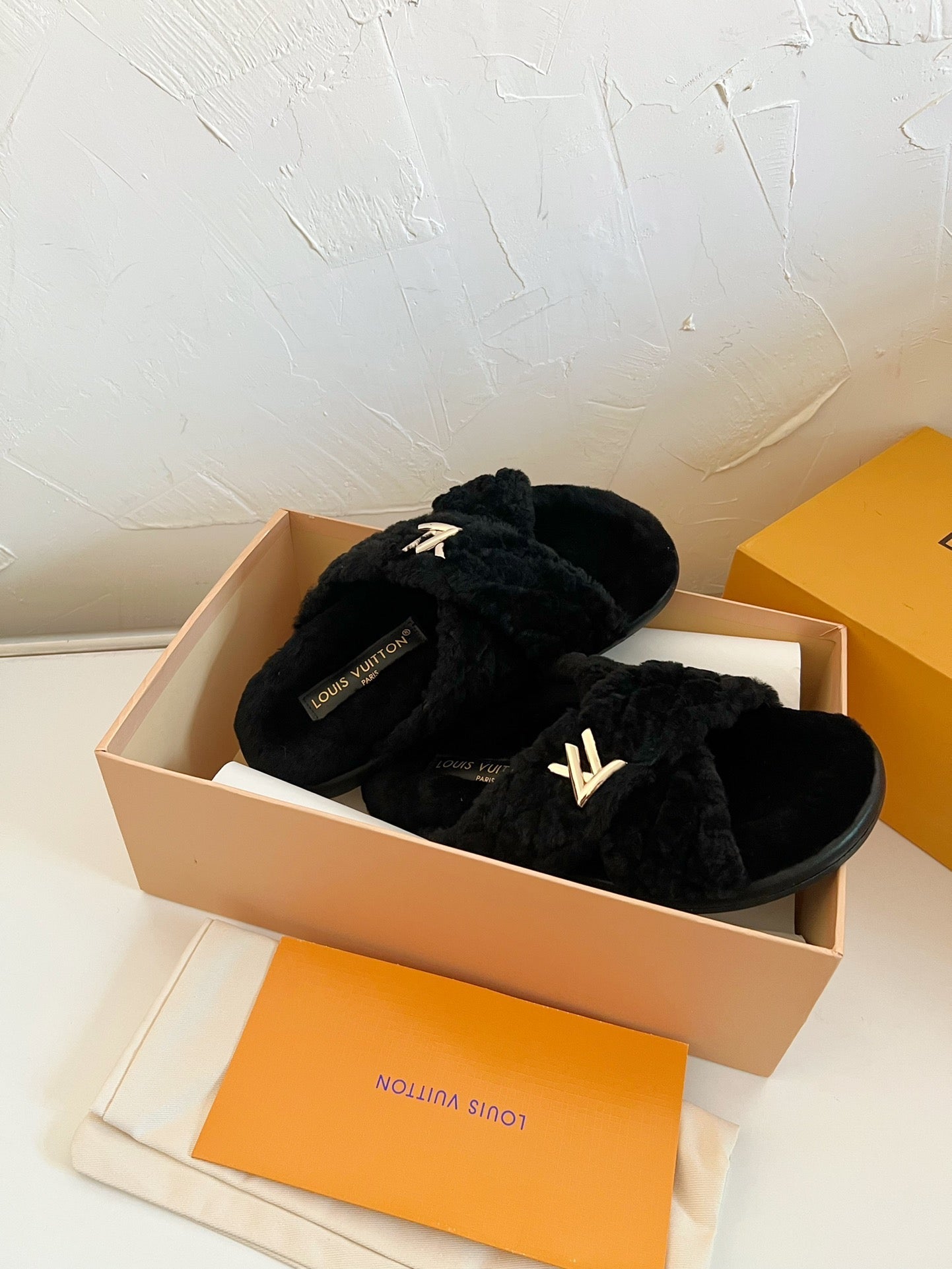 LV BLISS COMFORT MULE IN BLACK SHEARLING - 35