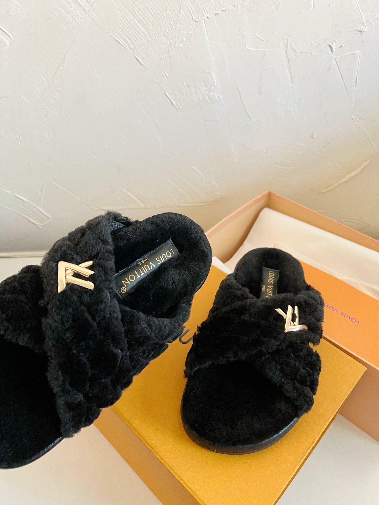 LV BLISS COMFORT MULE IN BLACK SHEARLING - 35