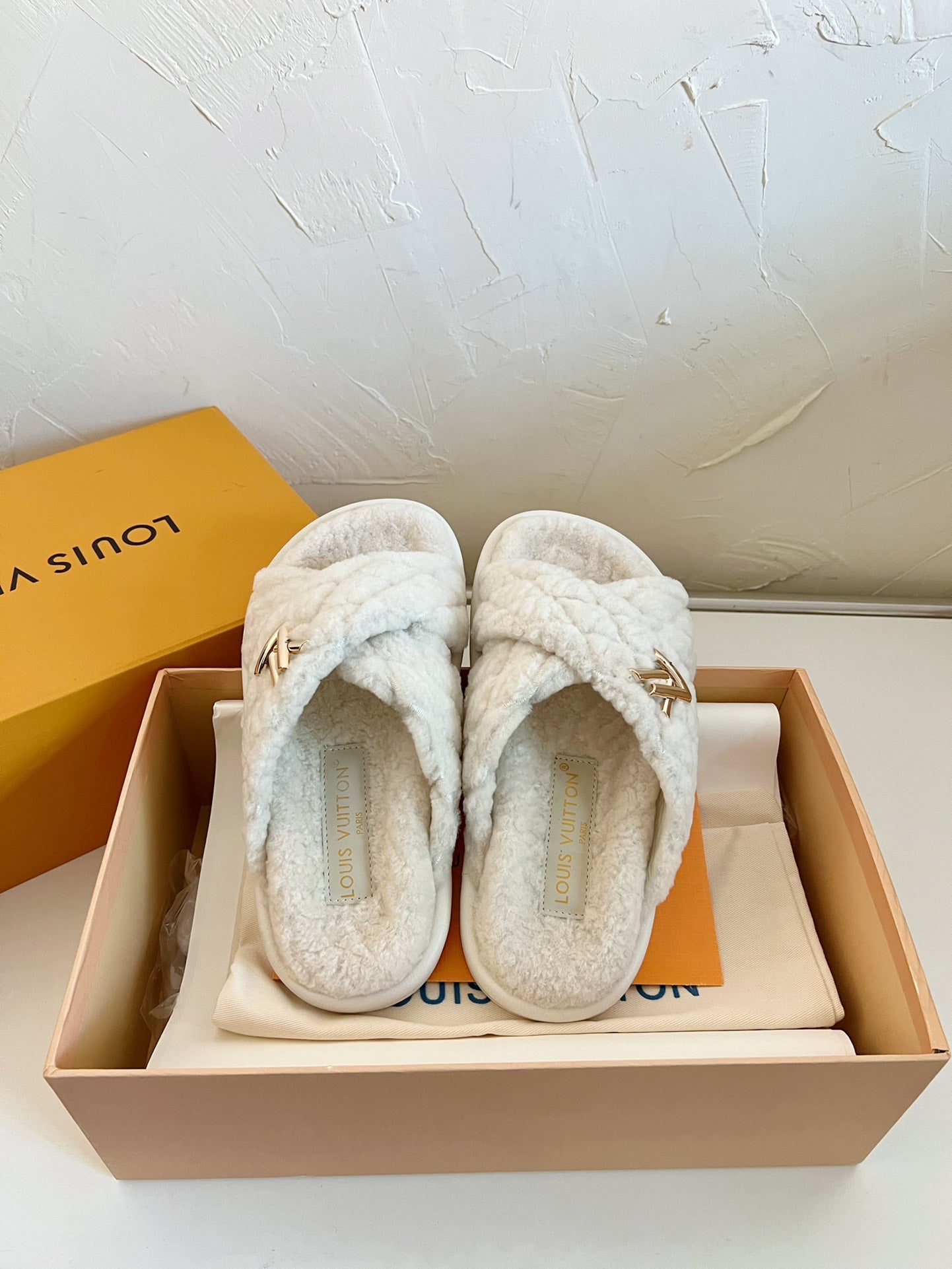 LV BLISS COMFORT MULE IN BEIGE SHEARLING - 35