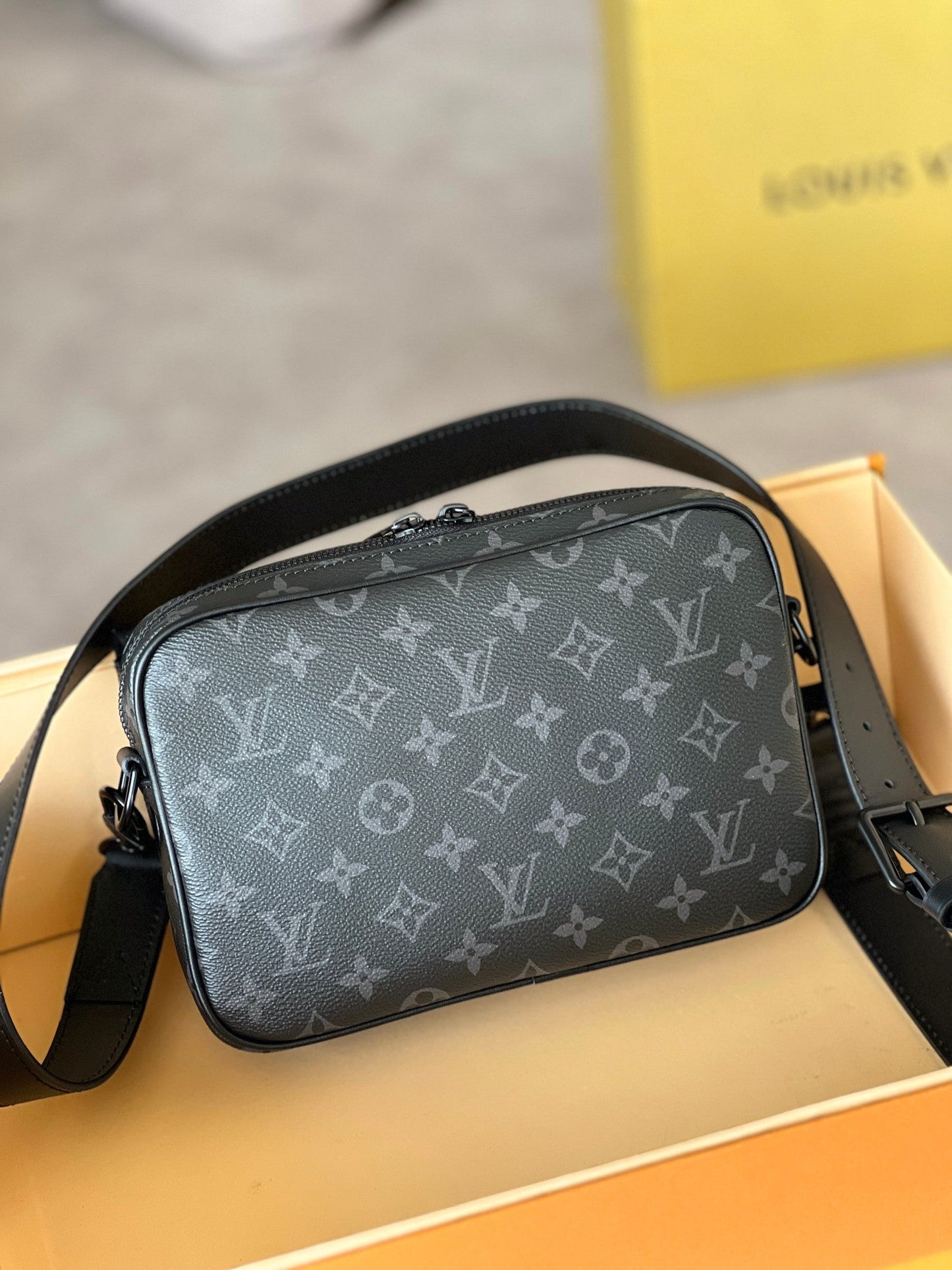 STEAMER 24 IN BLACK MONOGRAM ECLIPSE CANVAS