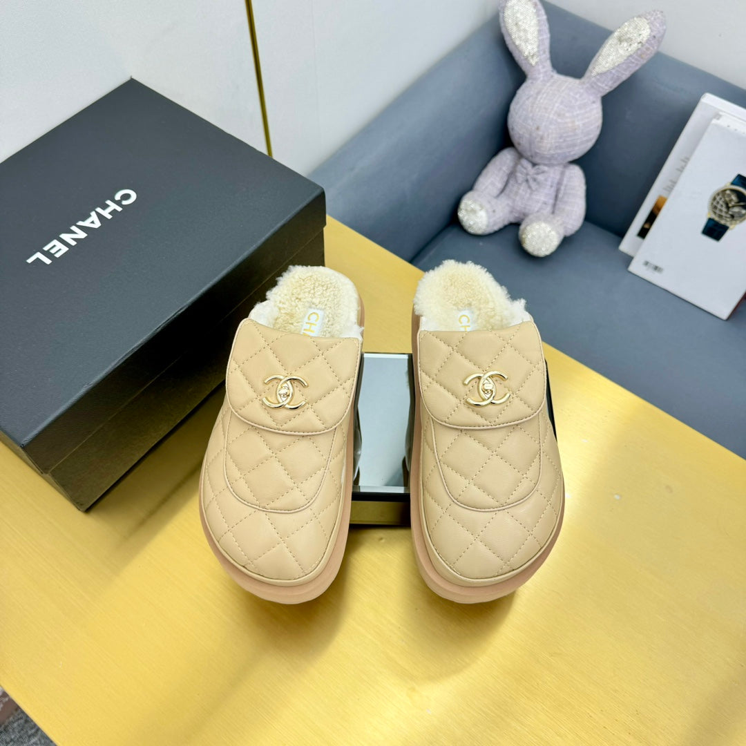 THICK-SOLED SLIDE IN LIGHT YELLOW LAMBSKIN AND WOOL LINING - 35