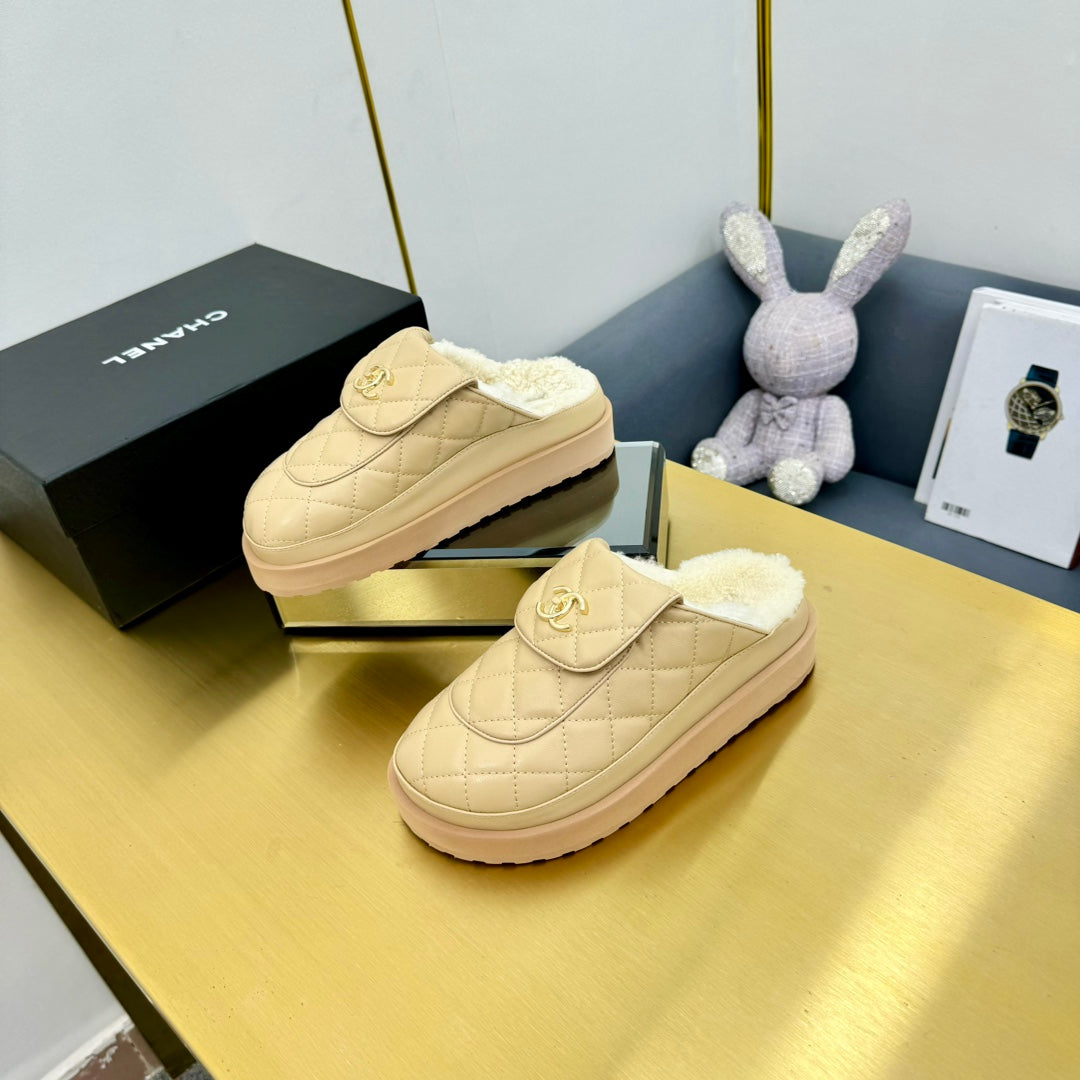 THICK-SOLED SLIDE IN LIGHT YELLOW LAMBSKIN AND WOOL LINING - 35
