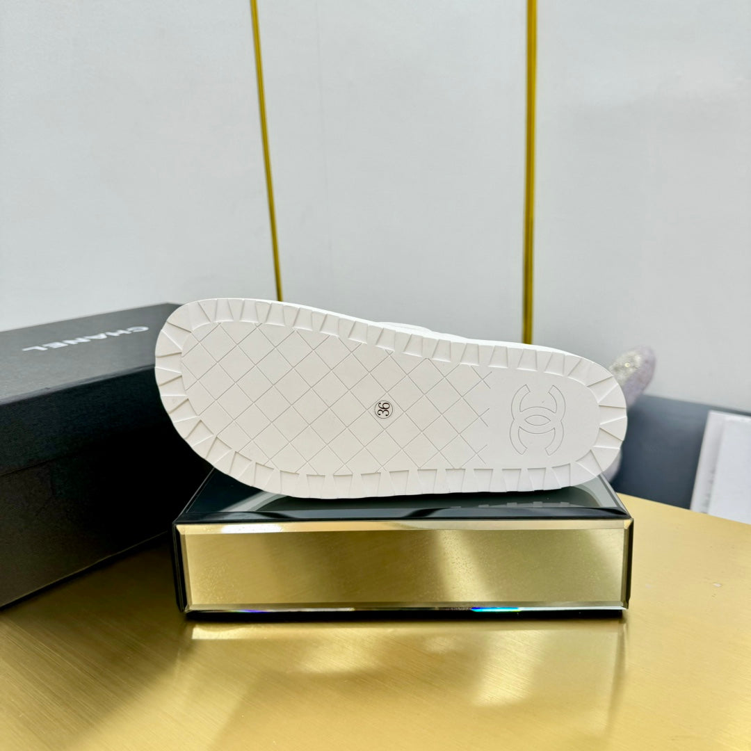 THICK-SOLED SLIDE IN WHITE LAMBSKIN AND WOOL LINING - 35
