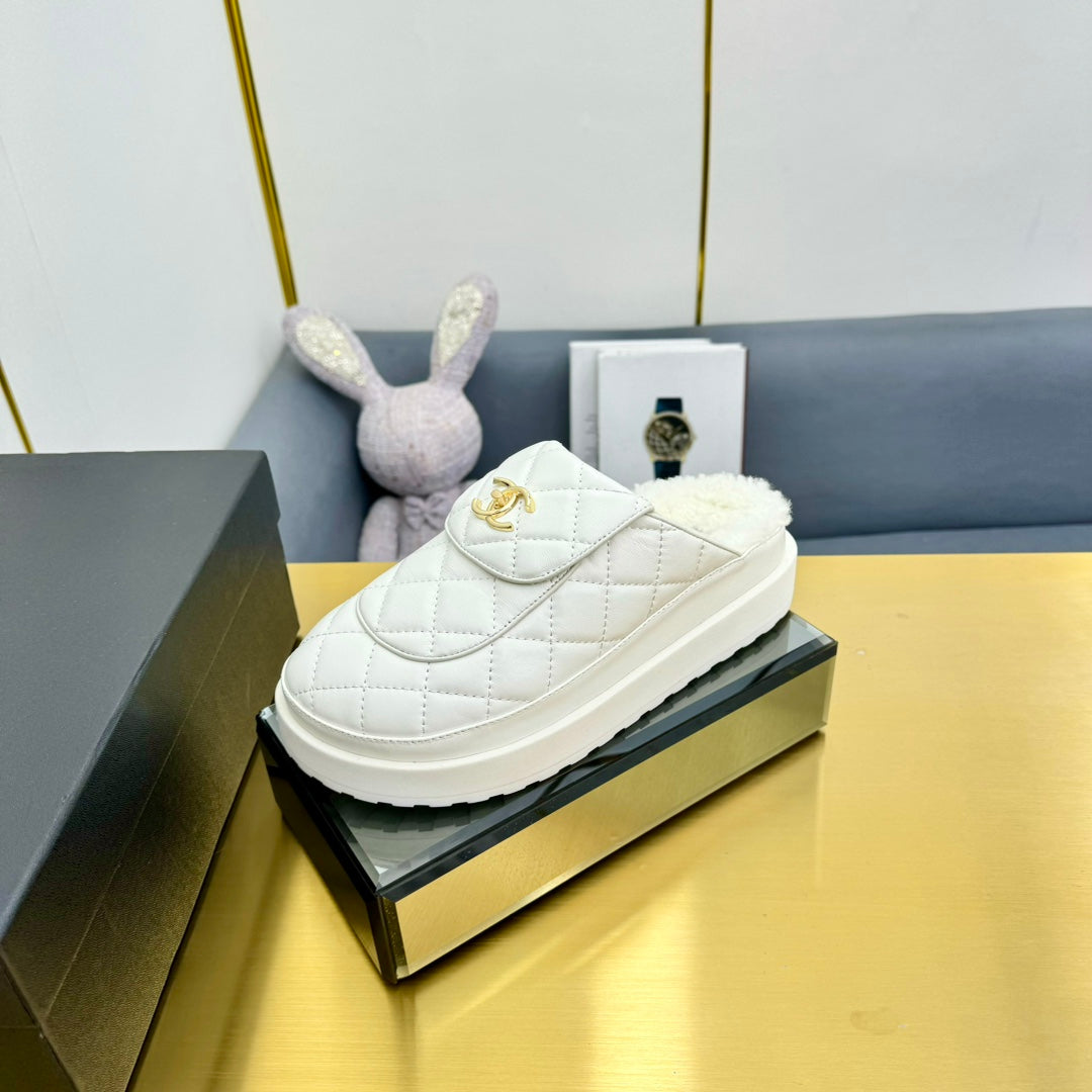 THICK-SOLED SLIDE IN WHITE LAMBSKIN AND WOOL LINING - 35