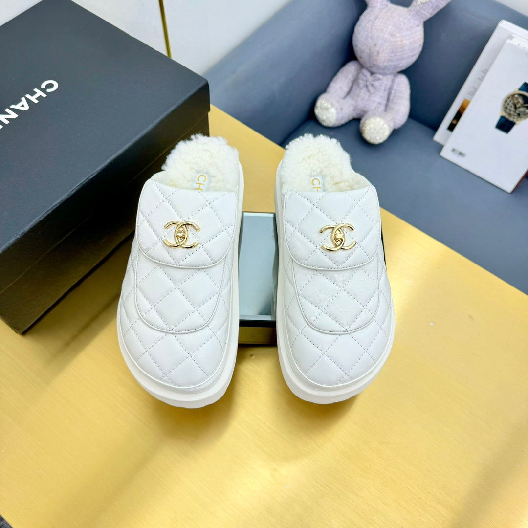 THICK-SOLED SLIDE IN WHITE LAMBSKIN AND WOOL LINING - 35
