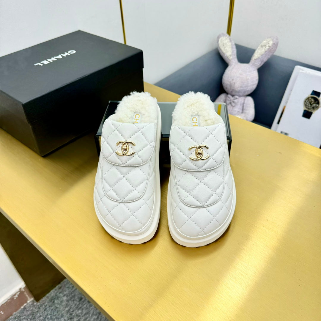 THICK-SOLED SLIDE IN WHITE LAMBSKIN AND WOOL LINING - 35