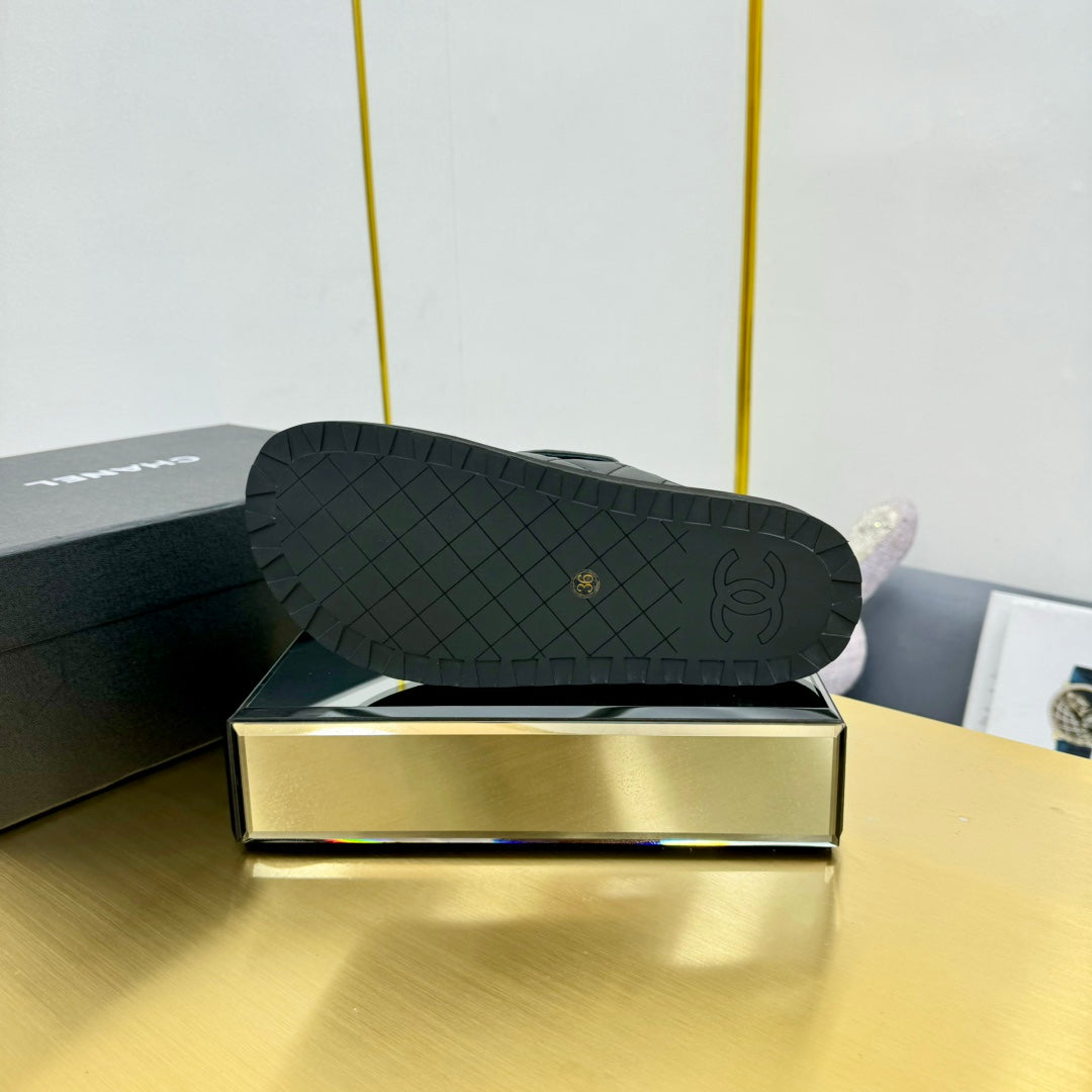 THICK-SOLED SLIDE IN BLACK LAMBSKIN AND WOOL LINING - 35