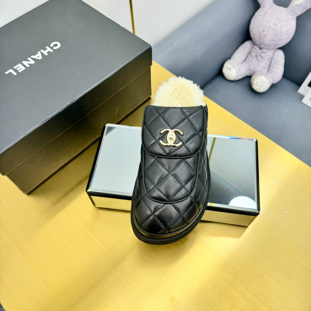 THICK-SOLED SLIDE IN BLACK LAMBSKIN AND WOOL LINING - 35