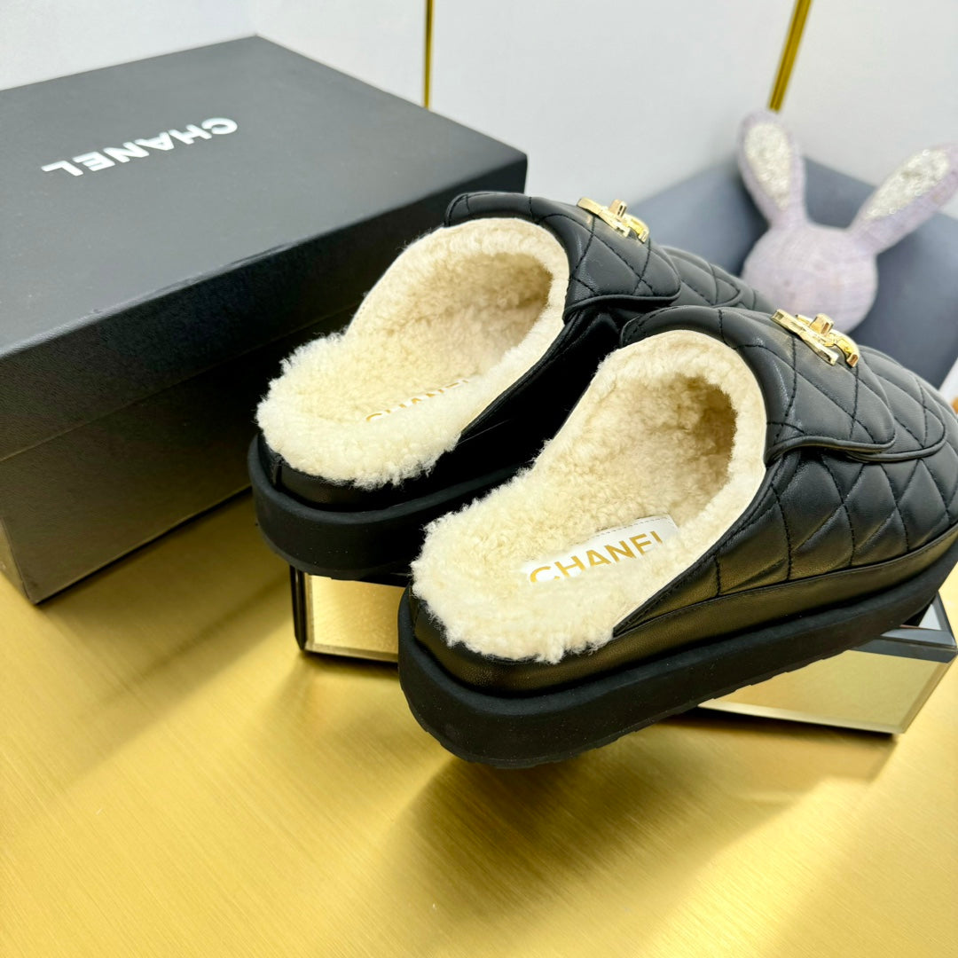 THICK-SOLED SLIDE IN BLACK LAMBSKIN AND WOOL LINING - 35