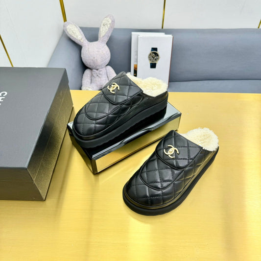 THICK-SOLED SLIDE IN BLACK LAMBSKIN AND WOOL LINING - 35
