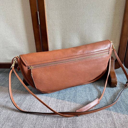 СУМКА CELINE 25S HALFMOON SOFT TRIOMPHE 46 ММ З М'ЯКОЇ ГЛЯНЦЕВОЇ ОВЧИНИ КОЛЬОРУ TAN BROWN