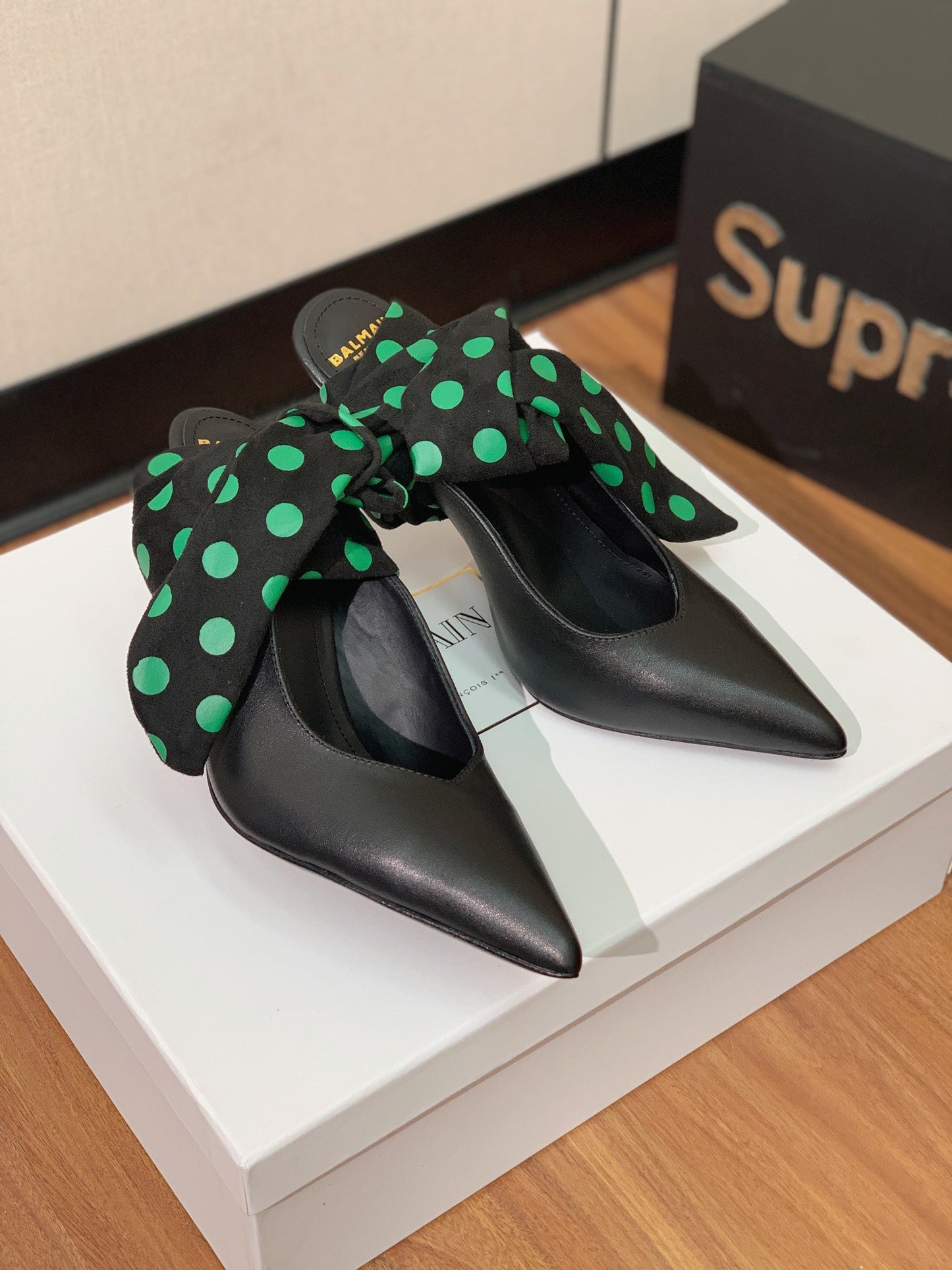 BALMAIN 25S BAKARI MULE WITH GREEN POLKA DOTS ON BLACK STRAP 95MM IN BLACK CALFSKIN - 36