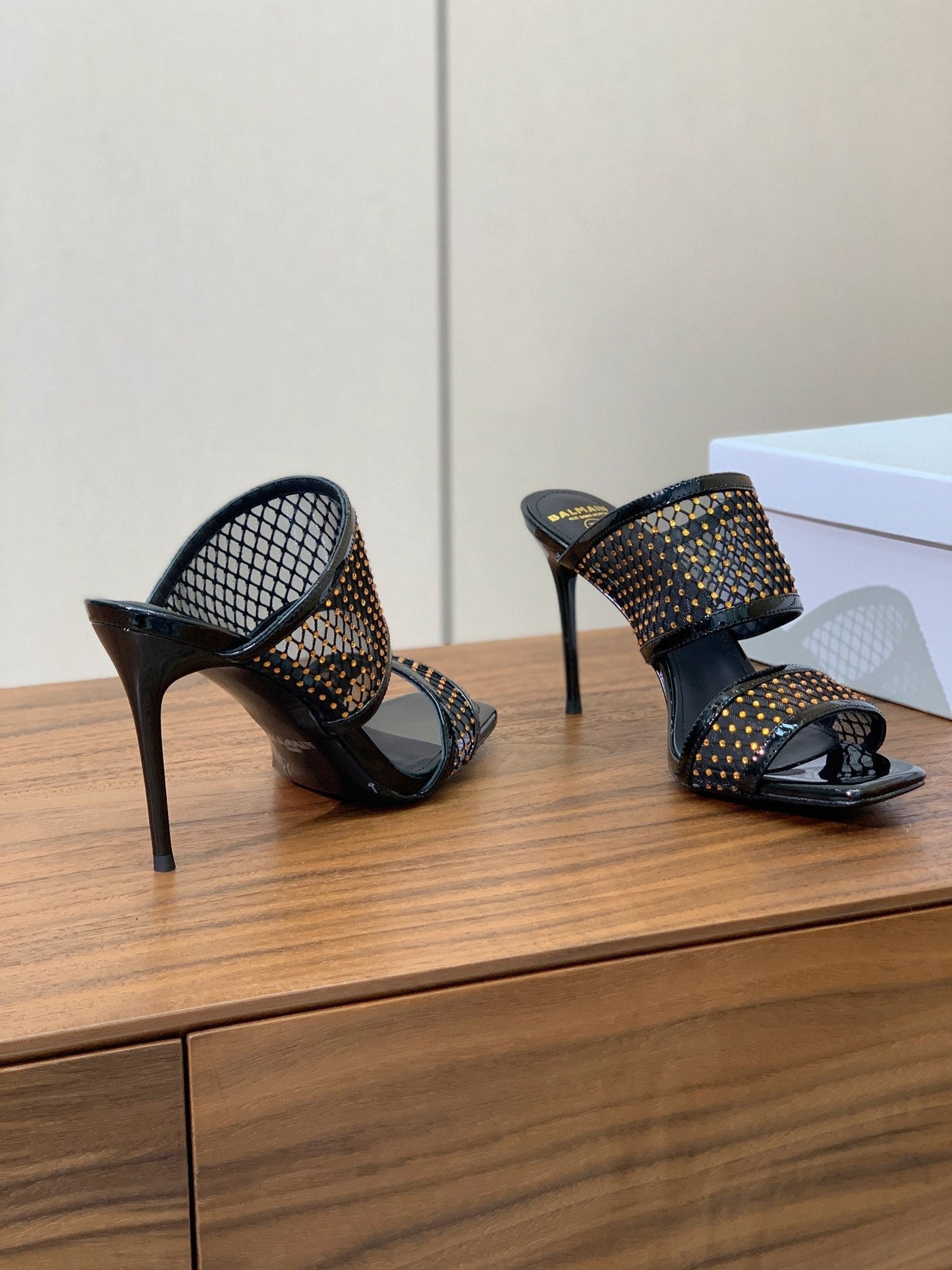 БОСОНІЖКИ BALMAIN 26S НА ПІДБОРАХ 95 ММ З ЧОРНОЇ СІТЧАСТОЇ ТКАНИНИ З КРИШТАЛЕВИМИ ПРИКРАСАМИ, СТИЛЬ 1