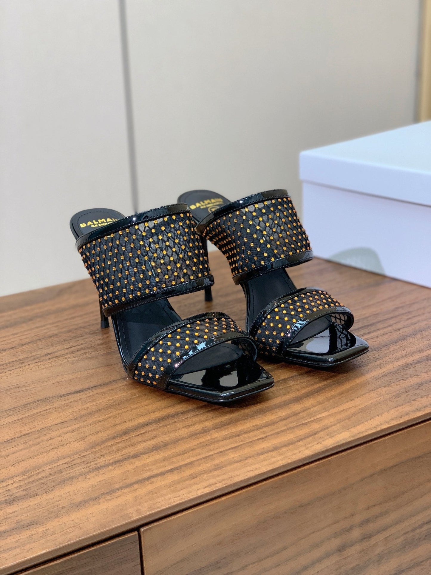 БОСОНІЖКИ BALMAIN 26S НА ПІДБОРАХ 95 ММ З ЧОРНОЇ СІТЧАСТОЇ ТКАНИНИ З КРИШТАЛЕВИМИ ПРИКРАСАМИ, СТИЛЬ 1