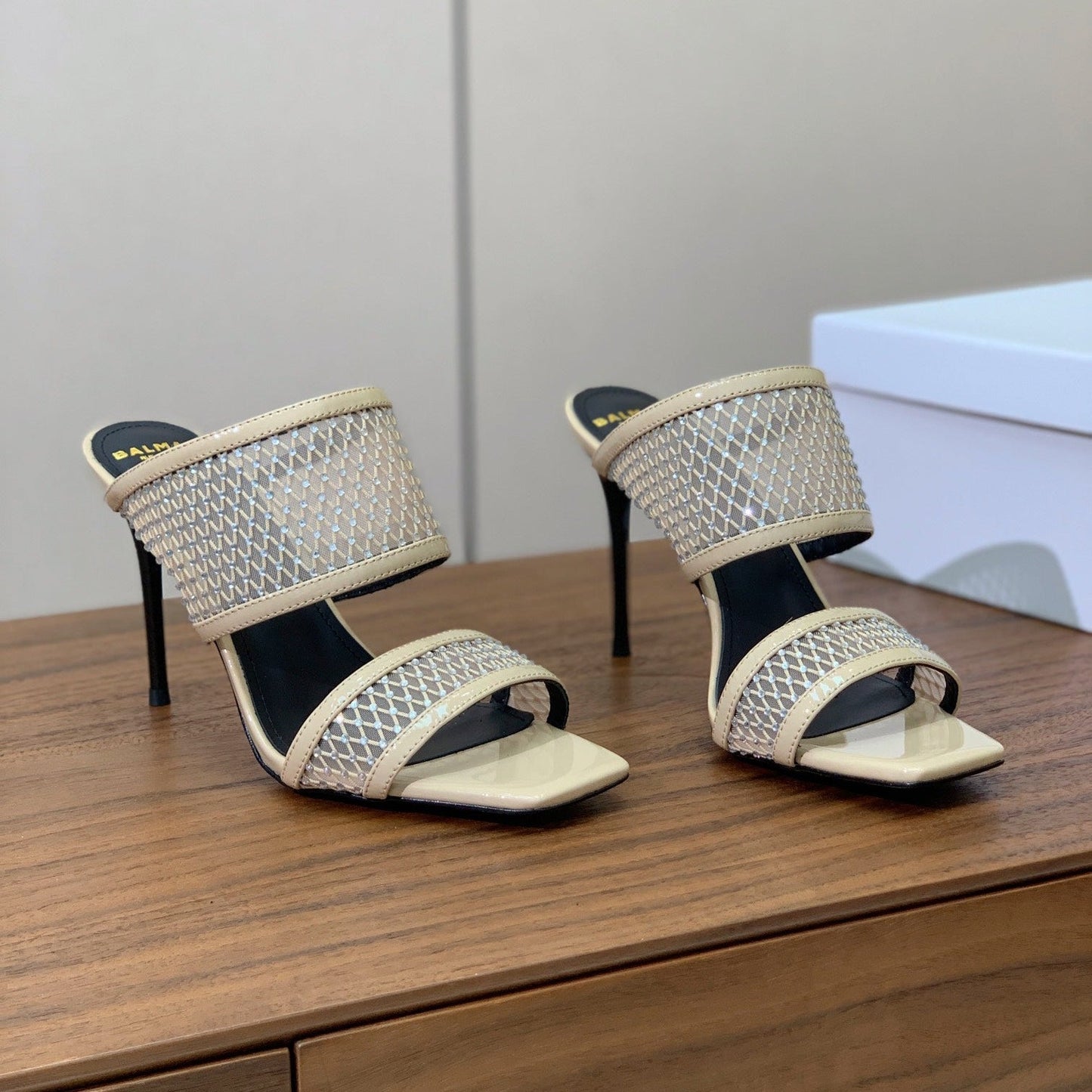 БОСОНІЖКИ BALMAIN 26S НА ПІДБОРАХ 95 ММ З БЕЖЕВОЇ СІТЧАСТОЇ ТКАНИНИ З КРИШТАЛЕВИМ ОЗДОБЛЕННЯМ