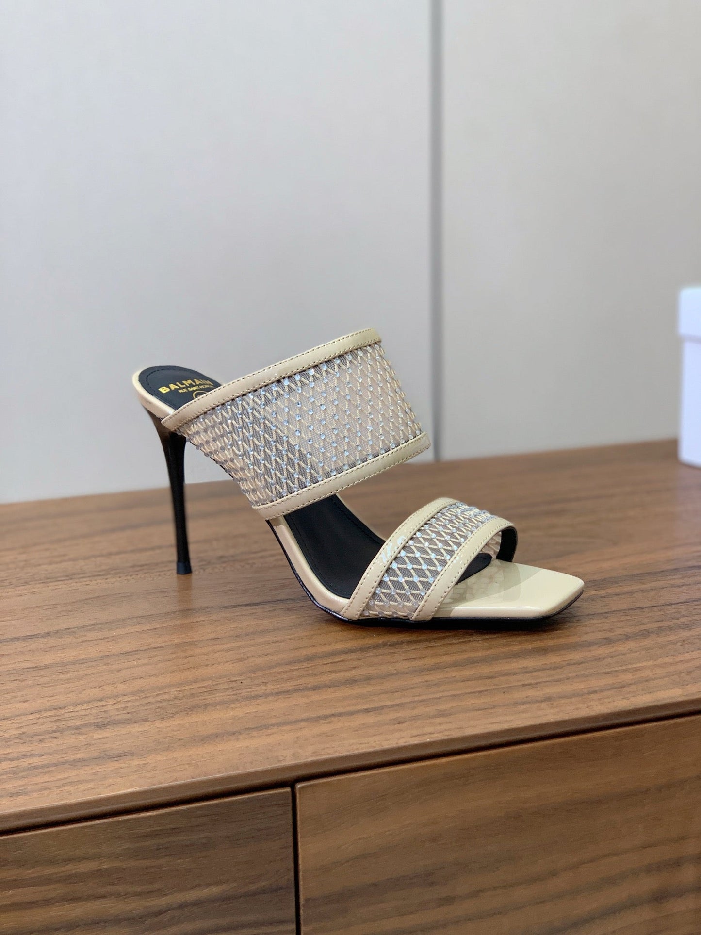 БОСОНІЖКИ BALMAIN 26S НА ПІДБОРАХ 95 ММ З БЕЖЕВОЇ СІТЧАСТОЇ ТКАНИНИ З КРИШТАЛЕВИМ ОЗДОБЛЕННЯМ
