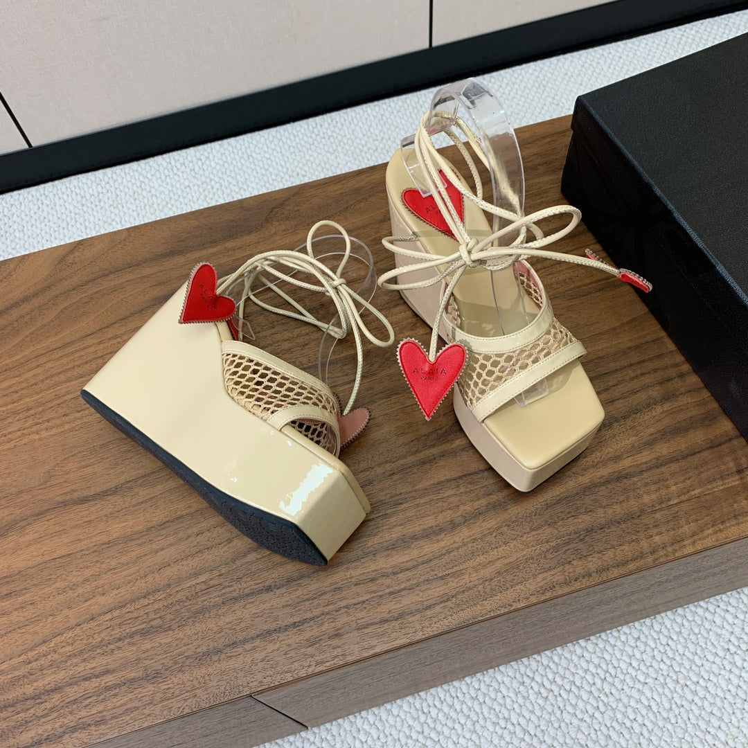 ALAIA BANQUET WEDGE SANDALS IN GOLD LAMBSKIN WITH RED HEART - 35