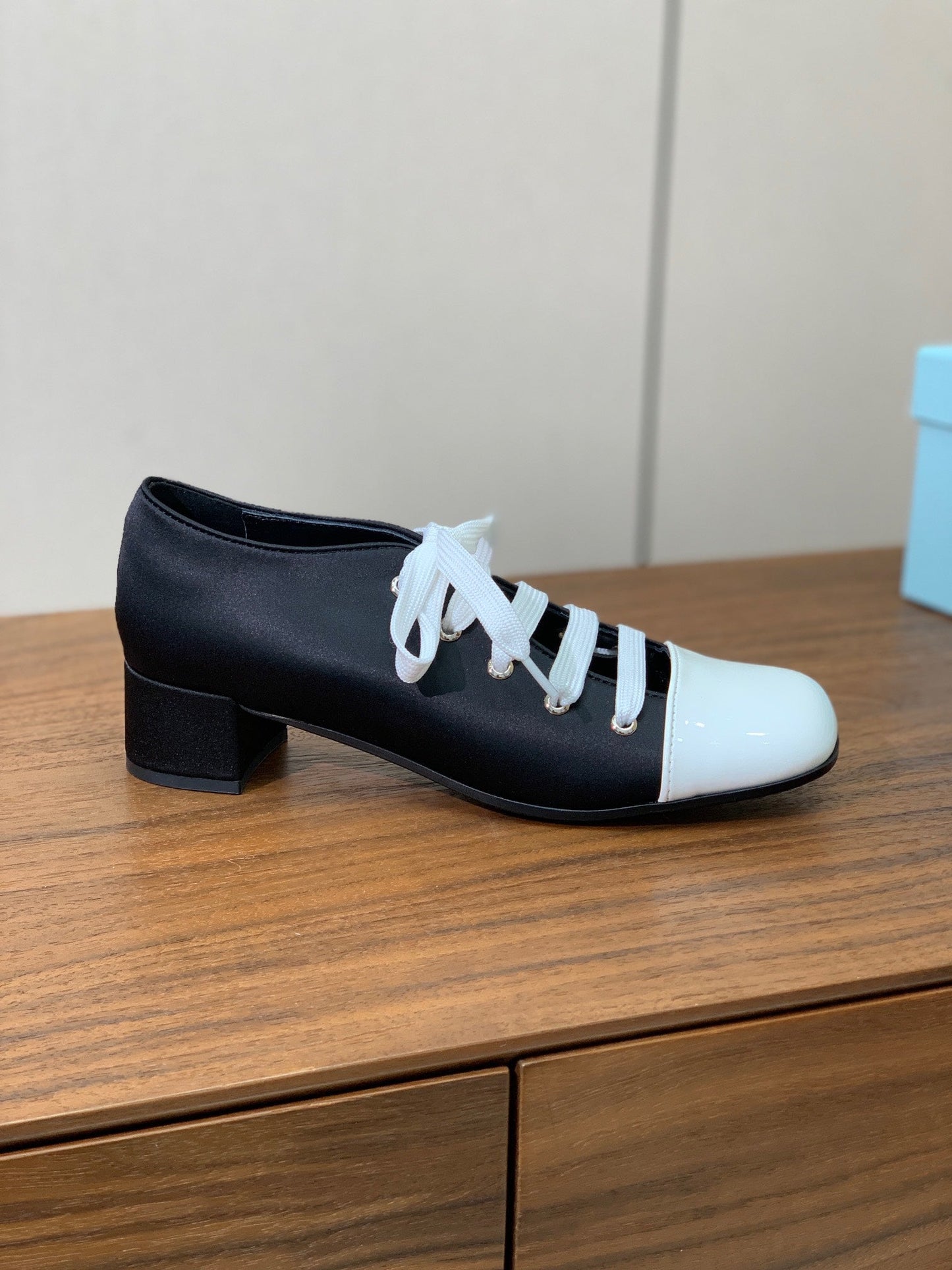 LACE-UP HIGH SHOES IN BLACK SILK MIX WHITE GLOSSY CALFSKIN - 35