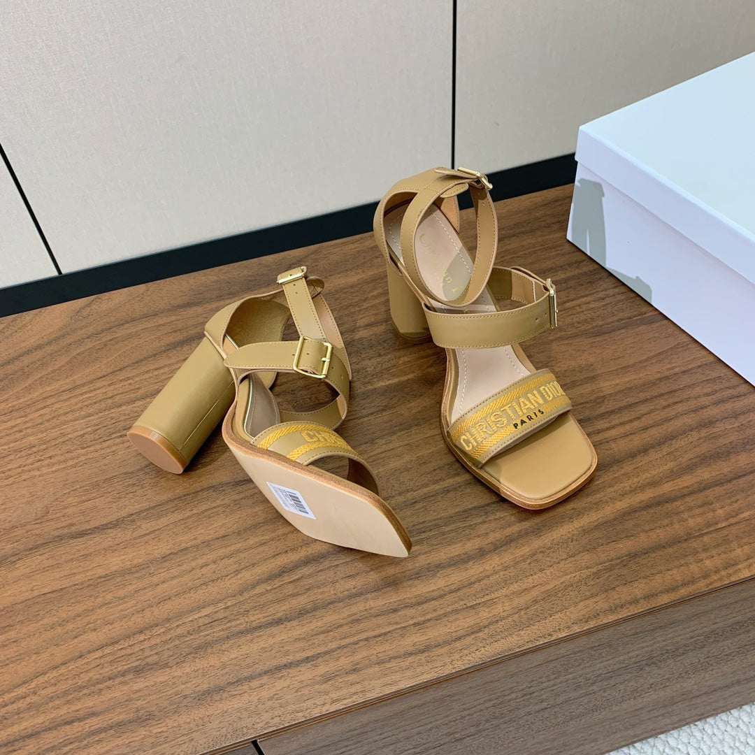 THREE-STRAP HIGH-HEELED EMBROIDERED SANDALS CAMEL BROWN - 34 / 8 cm