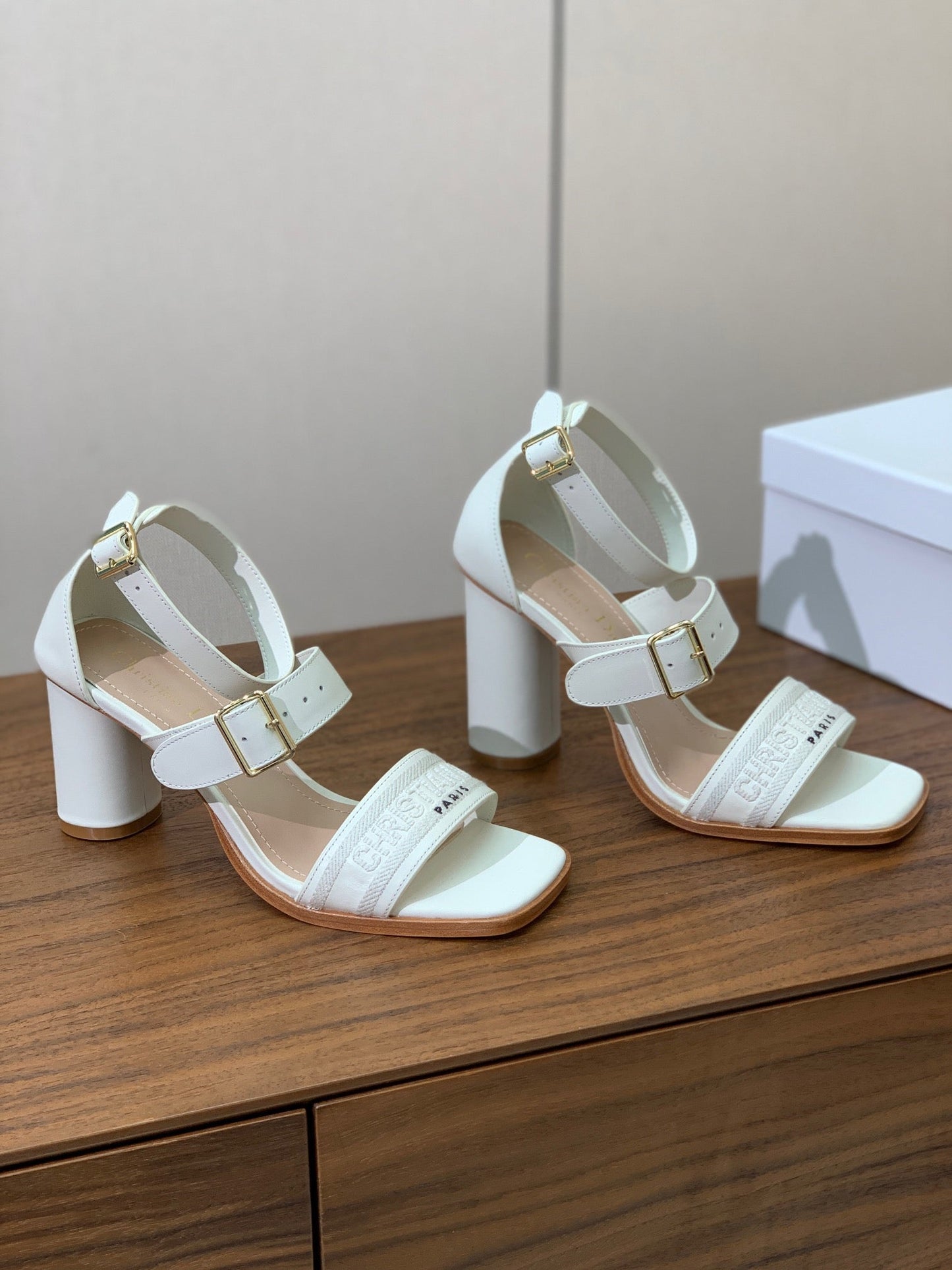 THREE-STRAP HIGH-HEELED EMBROIDERED SANDALS WHITE - 34 / 8 cm