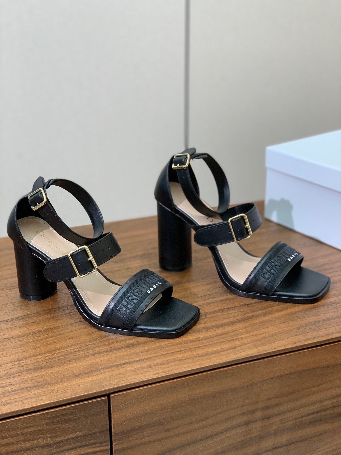 THREE-STRAP HIGH-HEELED EMBROIDERED SANDALS BLACK - 34 / 8 cm