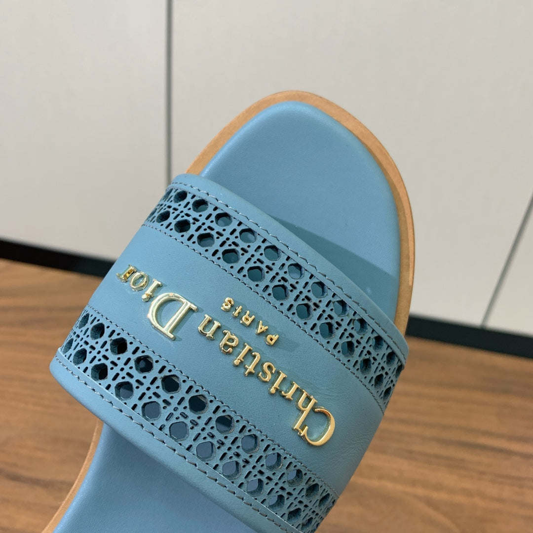 DWAY CERULEAN BLUE CALFSKIN AND GOLD LOGO - 34