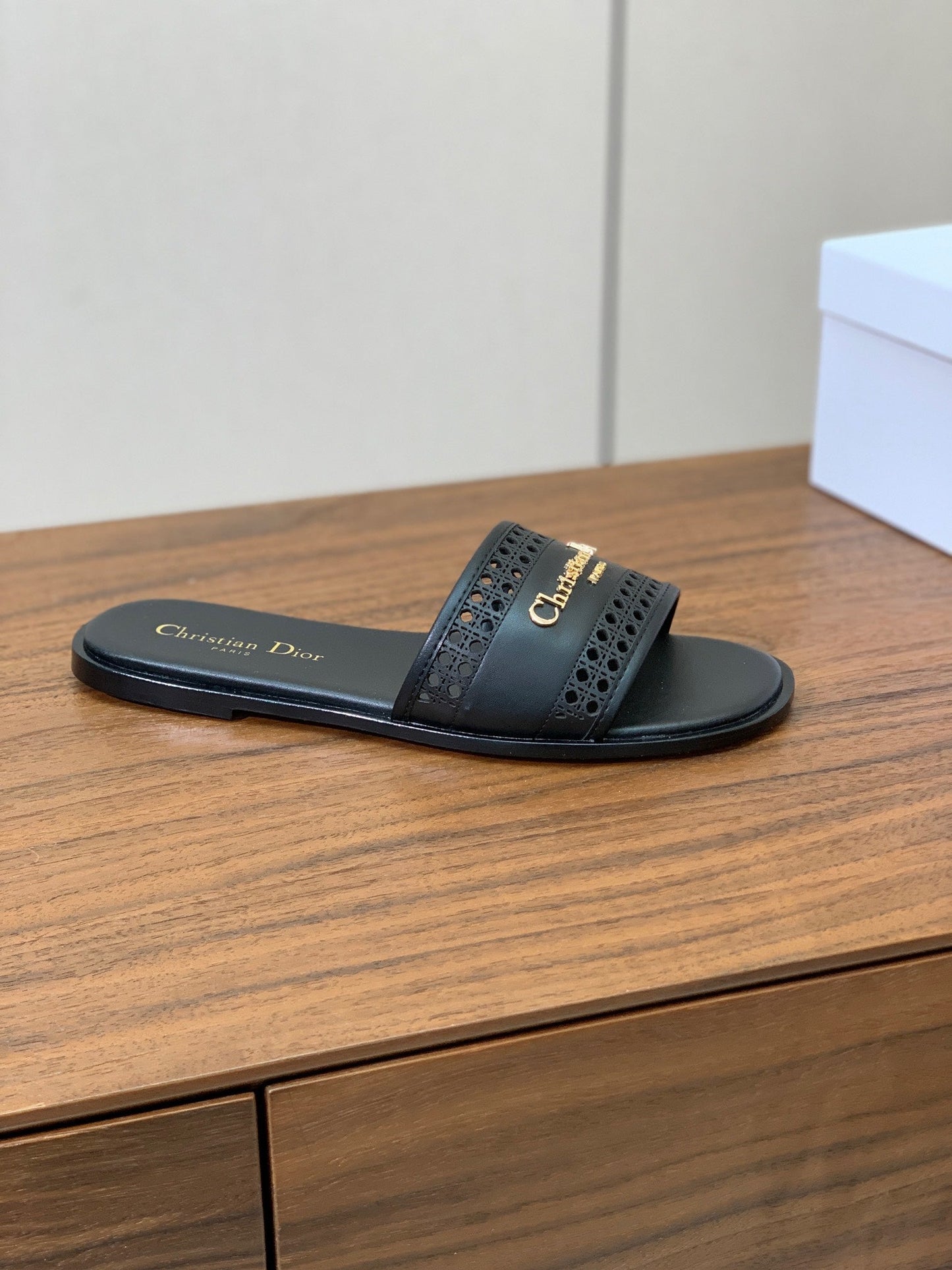DWAY BLACK CALFSKIN AND GOLD LOGO - 34
