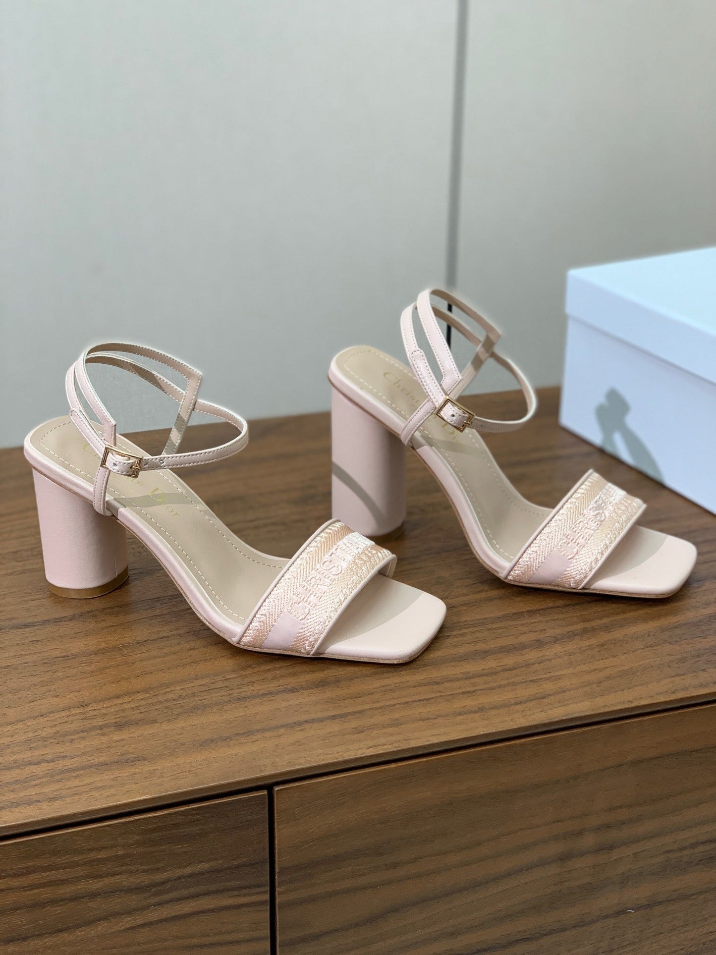 HIGH HEEL EMBROIDERED SANDAL IN LIGHT PINK CALFSKIN AND WOVEN STRAPS - 34 / 8 cm