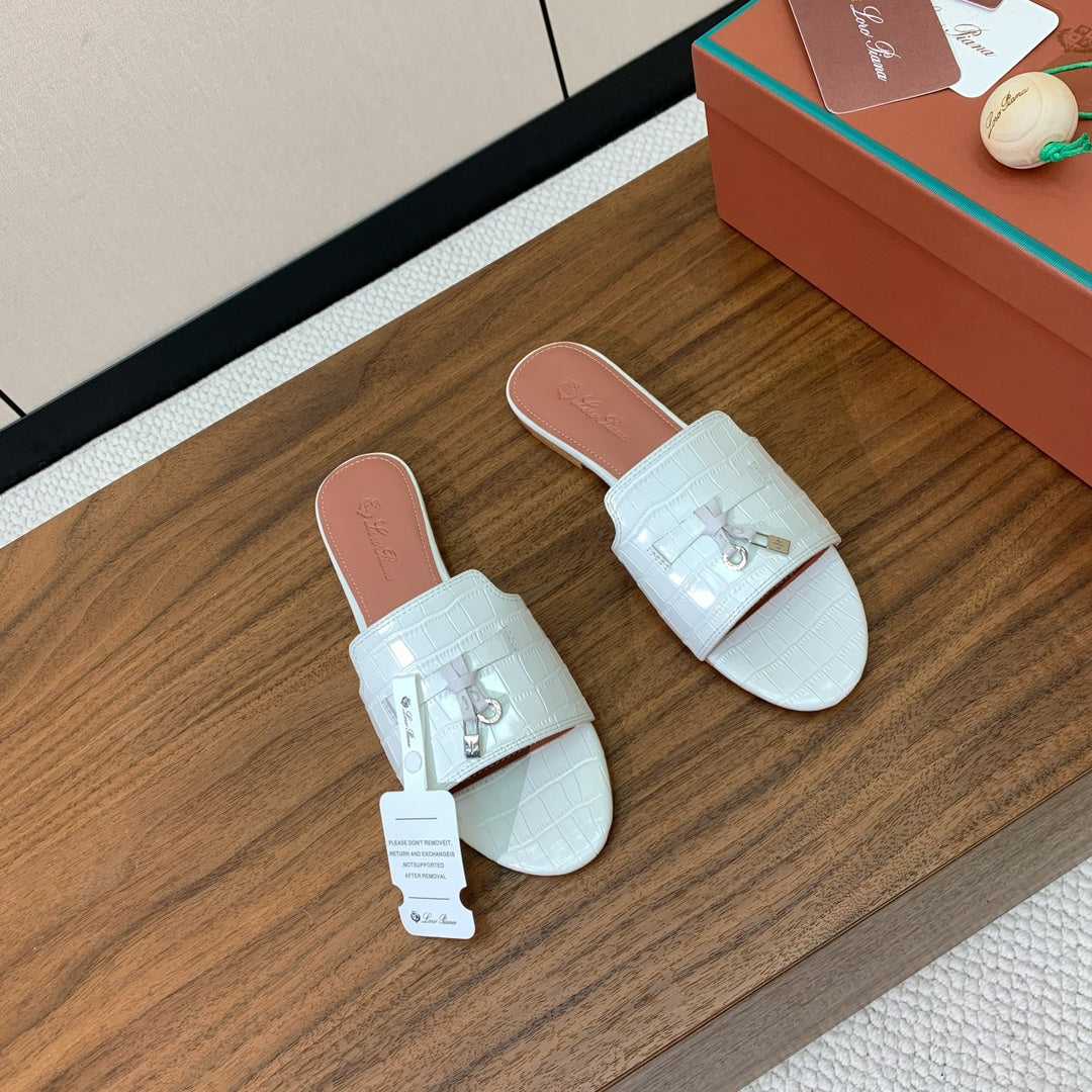 LP OSTRICH-EMBOSSED FLAT SANDALS 25S IN WHITE LAMBSKIN - 34