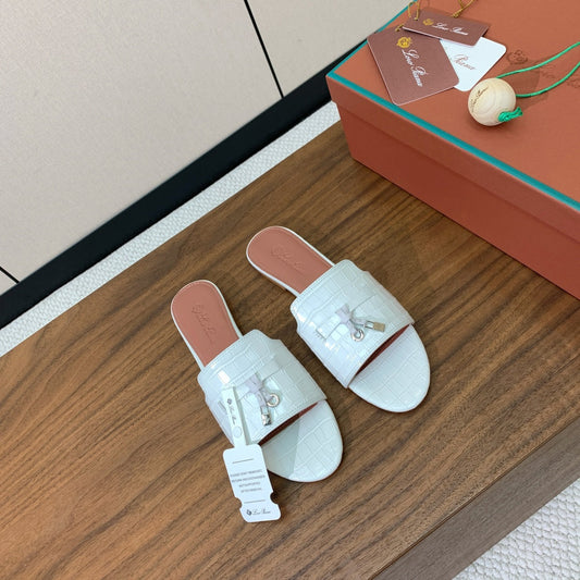 LP OSTRICH-EMBOSSED FLAT SANDALS 25S IN WHITE LAMBSKIN - 34