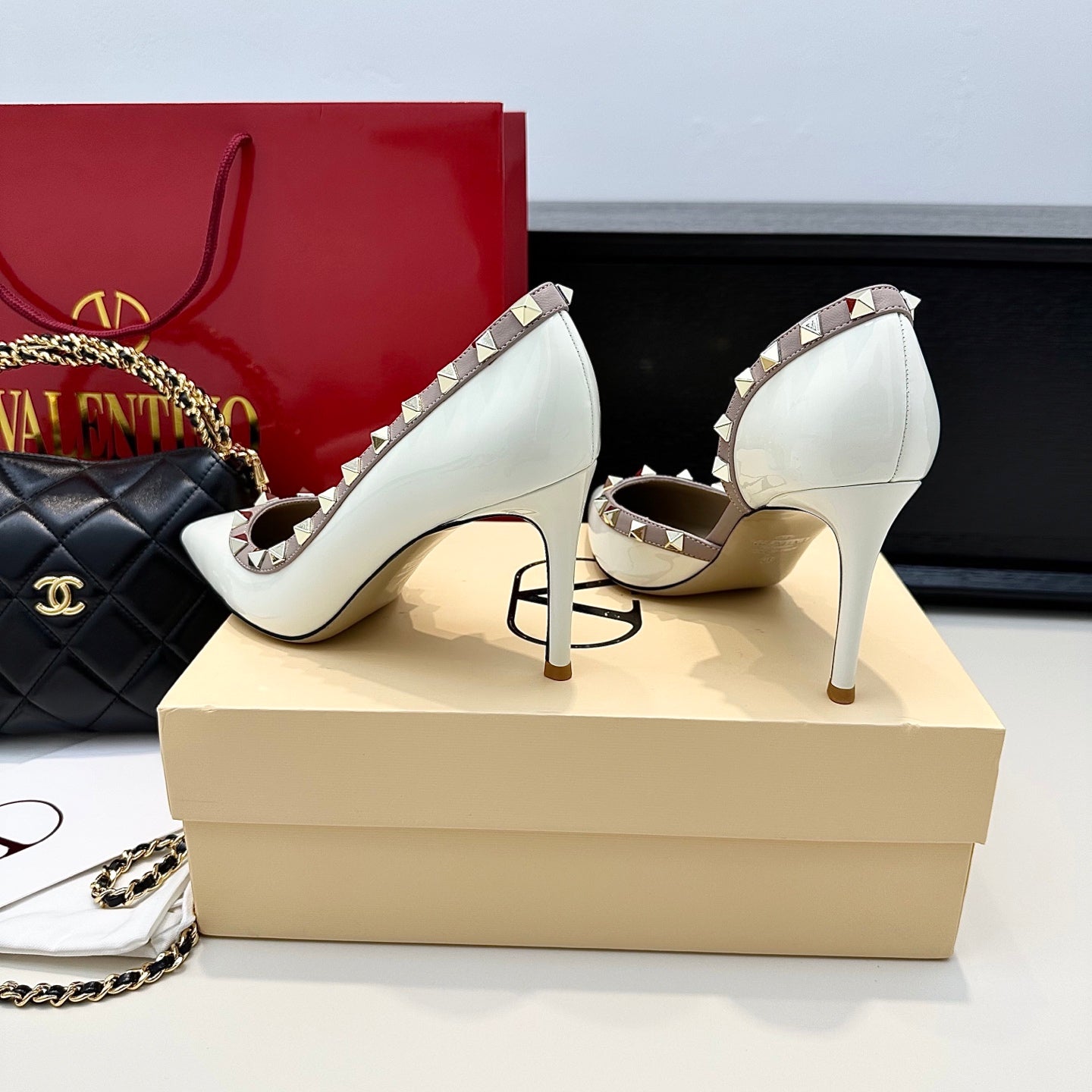VLTN ROCKSTUD HEELS 25S 85 MM IN WHITE GLOSSY LEATHER - 34