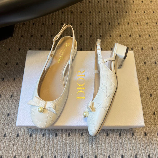 БОСОНІЖКИ DIOR 26S З ВІДКРИТОЮ П'ЯТОЮ, ЗІ ШКІРИ ТЕЛЯТИ КОЛЬОРУ КРЕМ-ВАНІЛІ З БАНТОМ З ПЕРЛИН