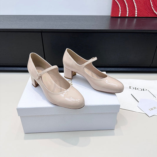 Жіночі туфлі-Мері Джейн DIOR 26S, 45 мм, зі світло-бежевої лакованої телячої шкіри із золотистою фурнітурою