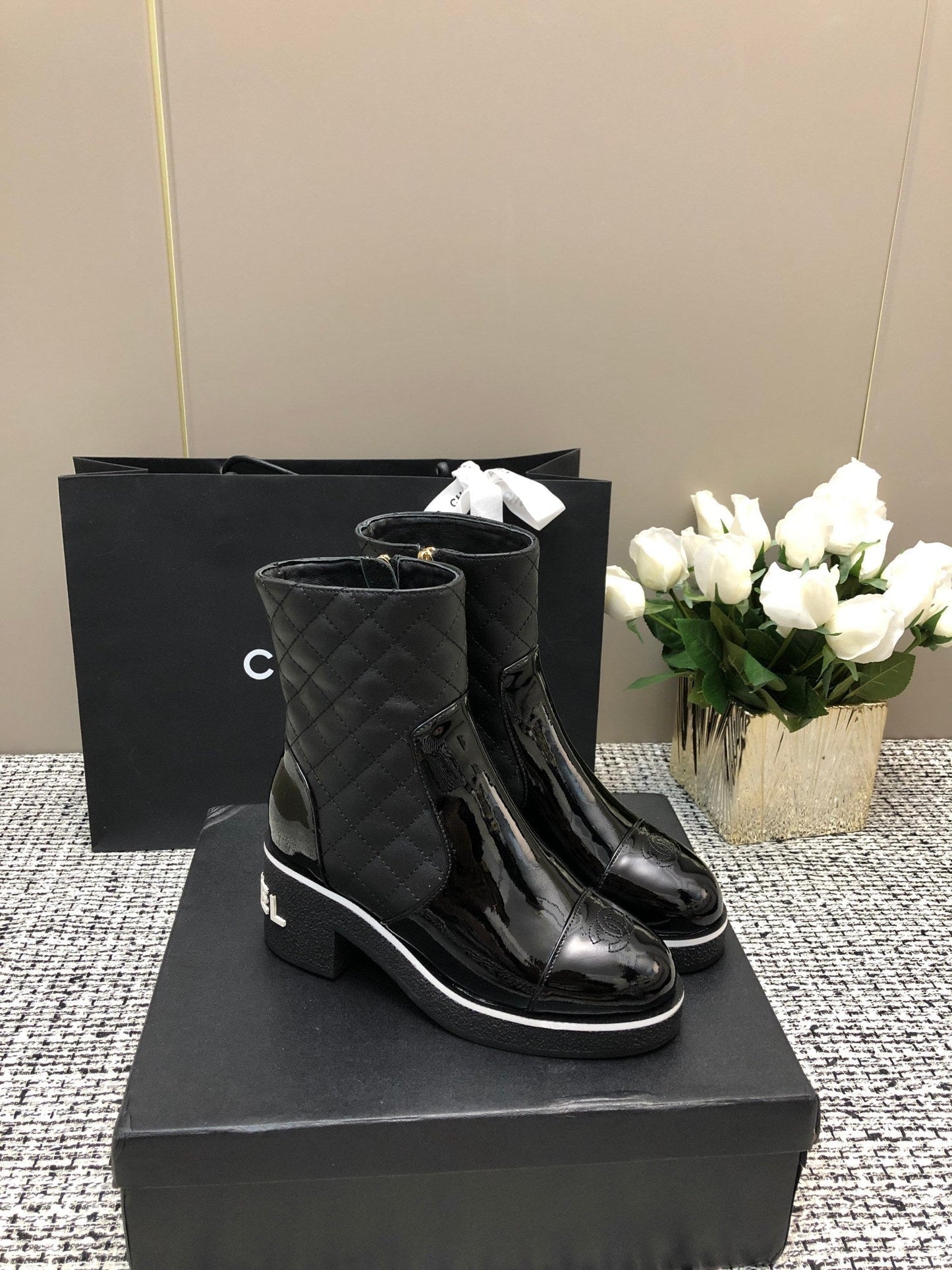 ROUND-TOE SHORT BOOTS BLACK SHEEPSKIN - 34