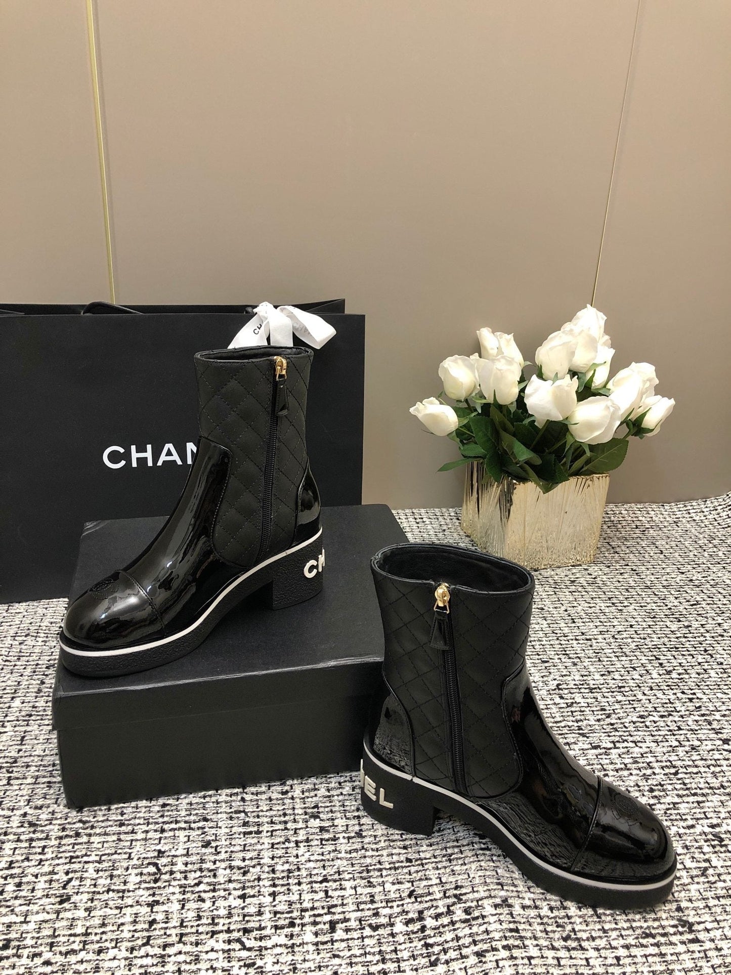 ROUND-TOE SHORT BOOTS BLACK SHEEPSKIN - 34