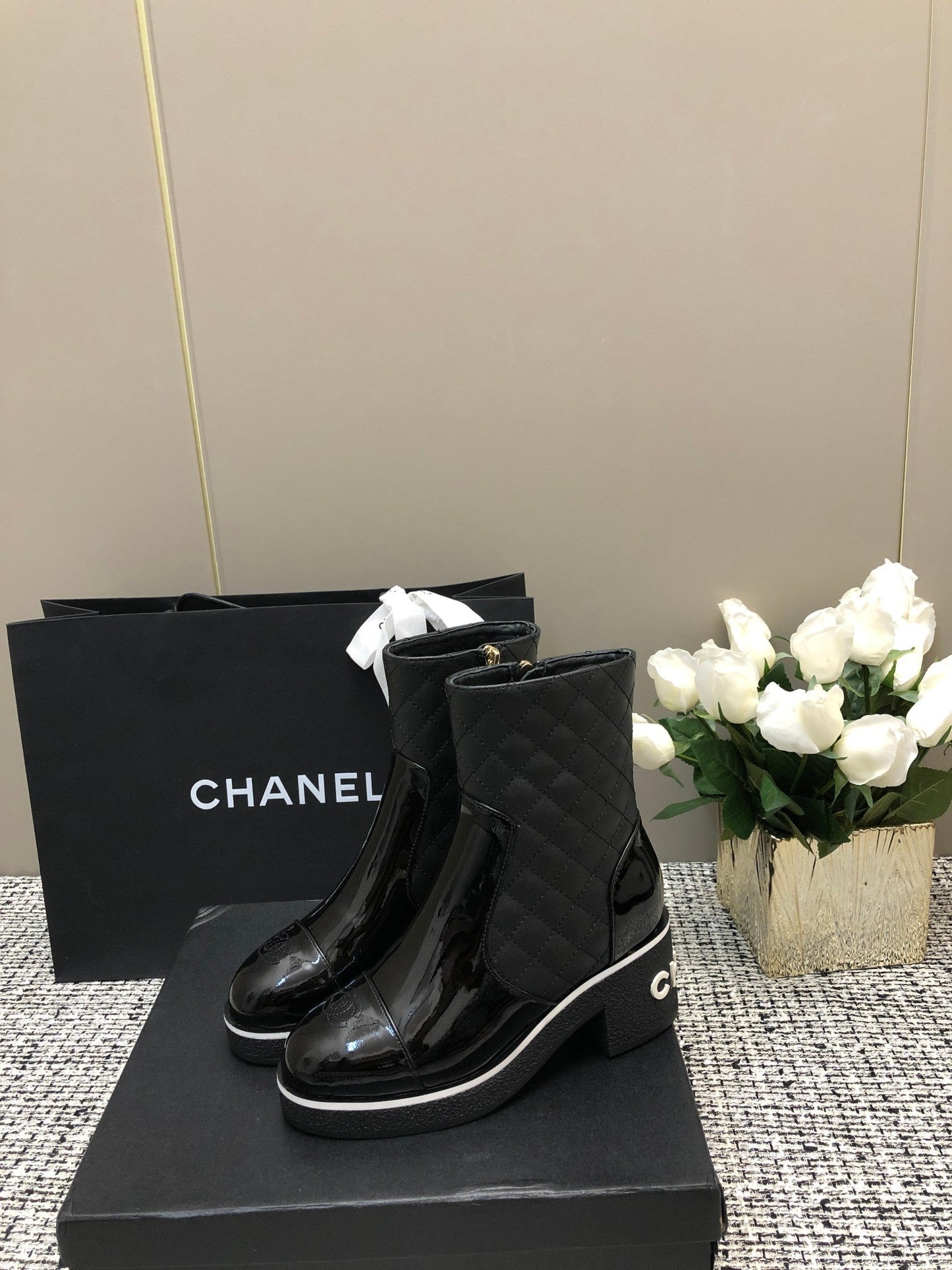 ROUND-TOE SHORT BOOTS BLACK SHEEPSKIN - 34