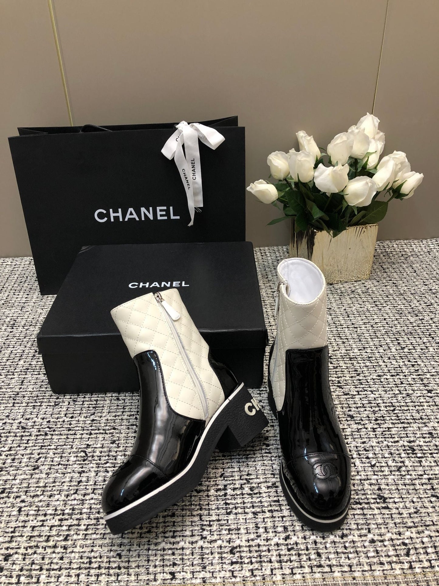 ROUND-TOE SHORT BOOTS BLACK MIX WHITE SHEEPSKIN - 34