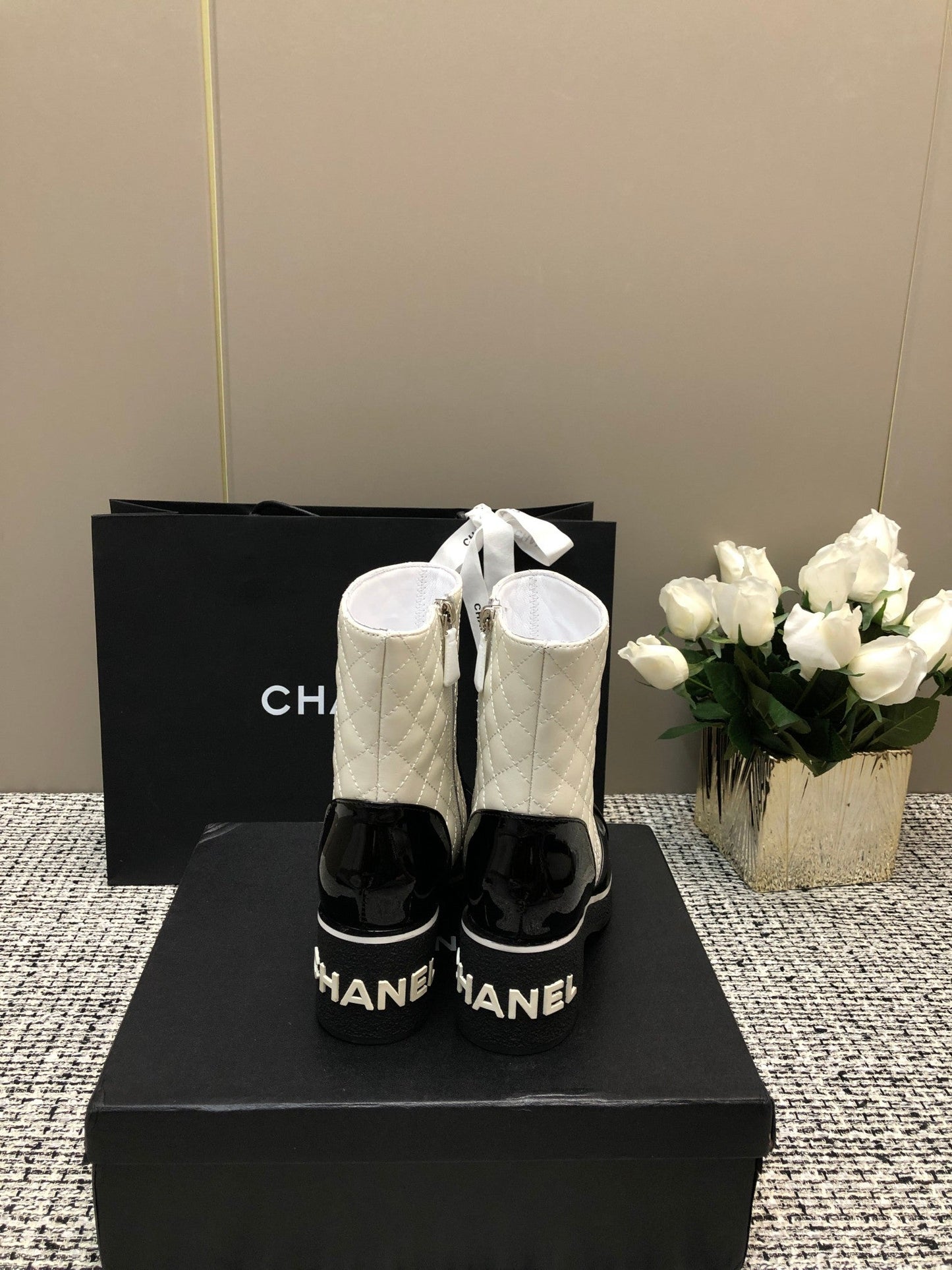 ROUND-TOE SHORT BOOTS BLACK MIX WHITE SHEEPSKIN - 34
