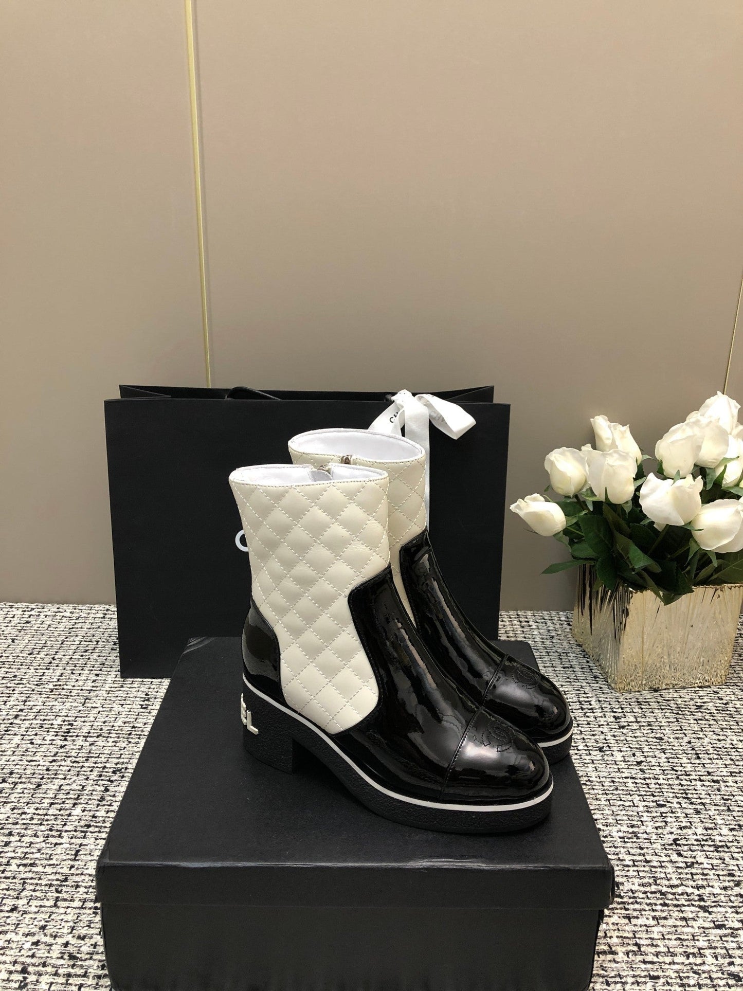 ROUND-TOE SHORT BOOTS BLACK MIX WHITE SHEEPSKIN - 34
