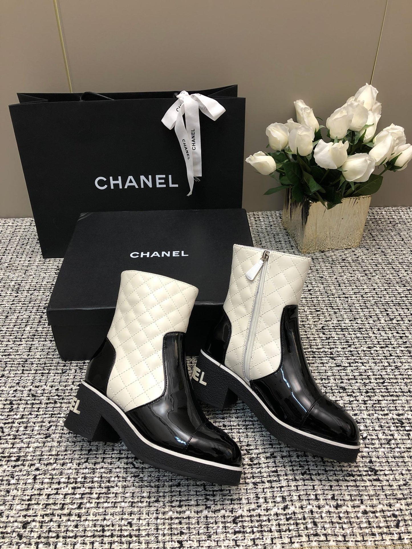 ROUND-TOE SHORT BOOTS BLACK MIX WHITE SHEEPSKIN - 34