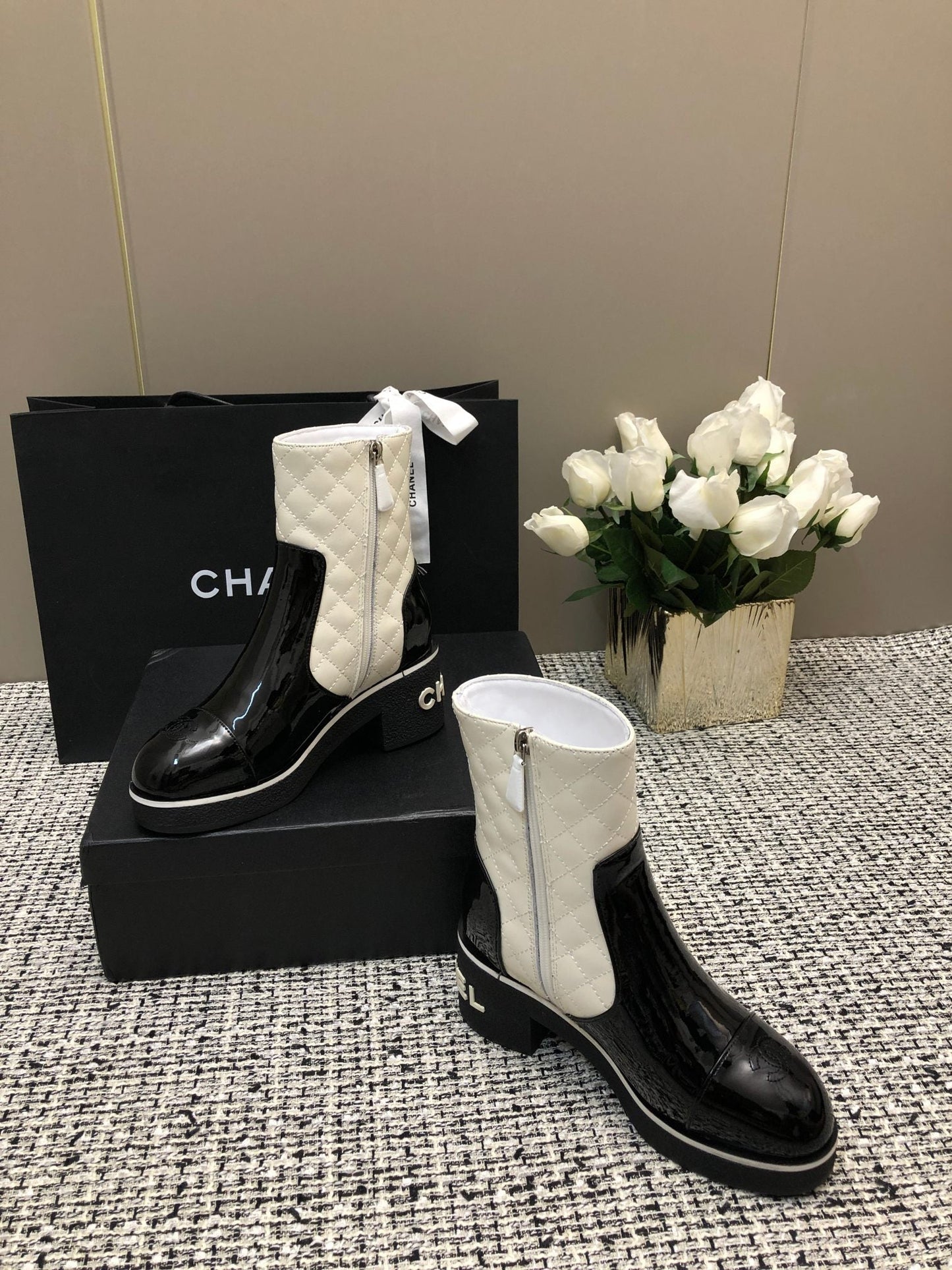 ROUND-TOE SHORT BOOTS BLACK MIX WHITE SHEEPSKIN - 34