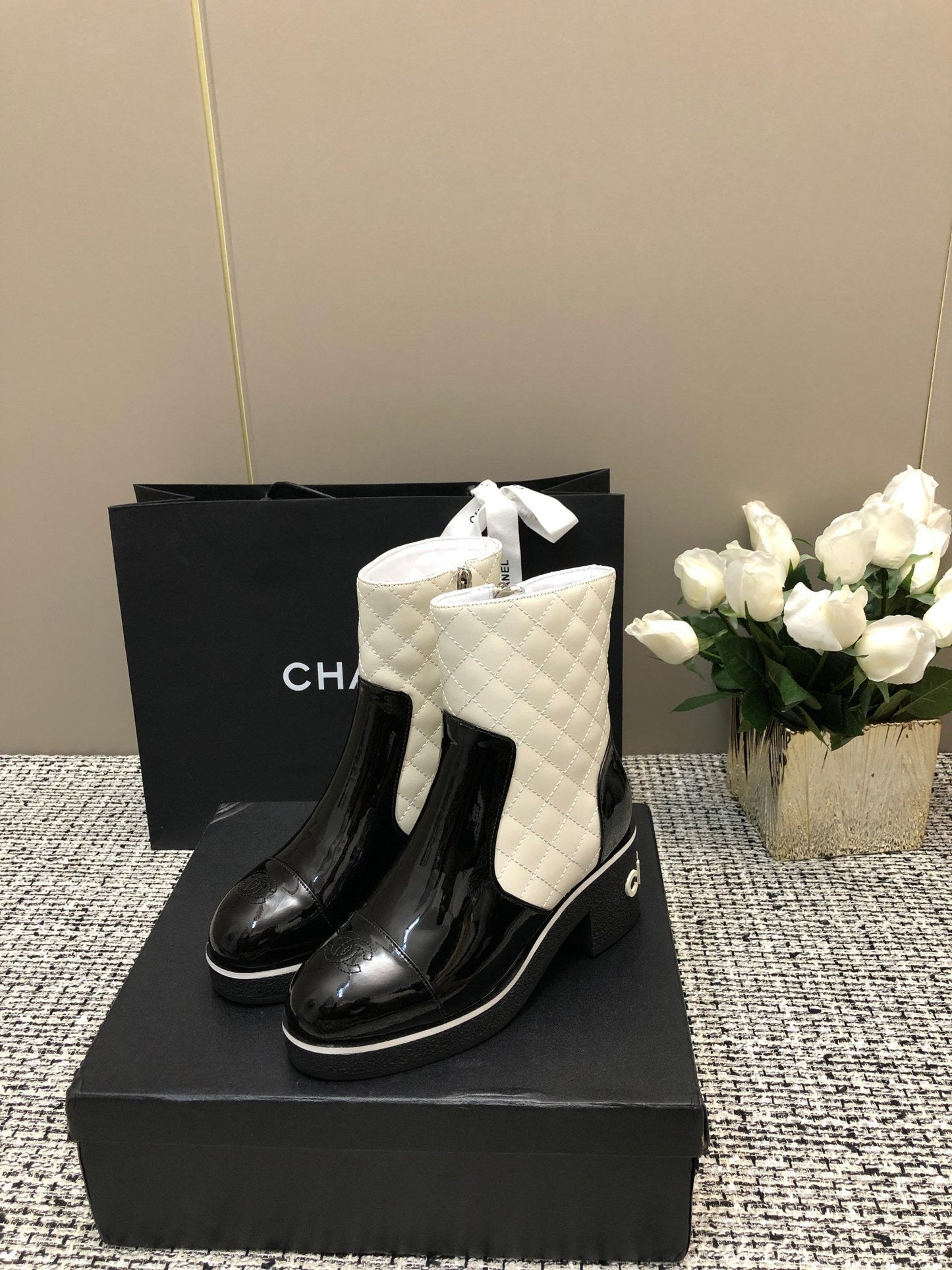 ROUND-TOE SHORT BOOTS BLACK MIX WHITE SHEEPSKIN - 34