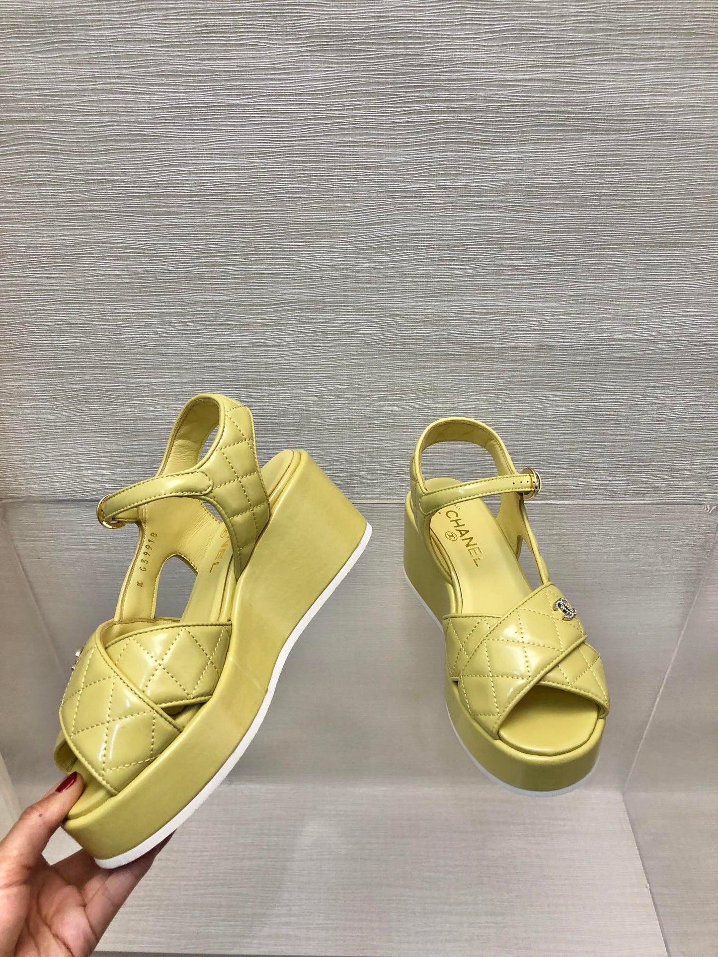 WEDGE SANDALS IN YELLOW CREAM CALFSKIN - 35
