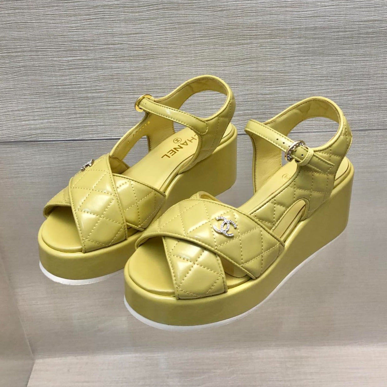 WEDGE SANDALS IN YELLOW CREAM CALFSKIN - 35